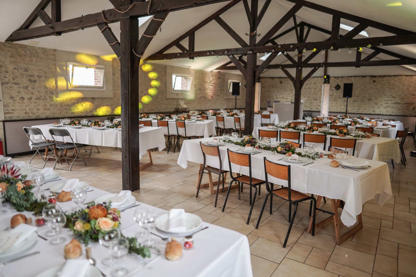 La salle de réception de style normand à charpente apparente, dressée pour le dîner — Cœur de Combray (Calvados) — Arnaud Chapelle