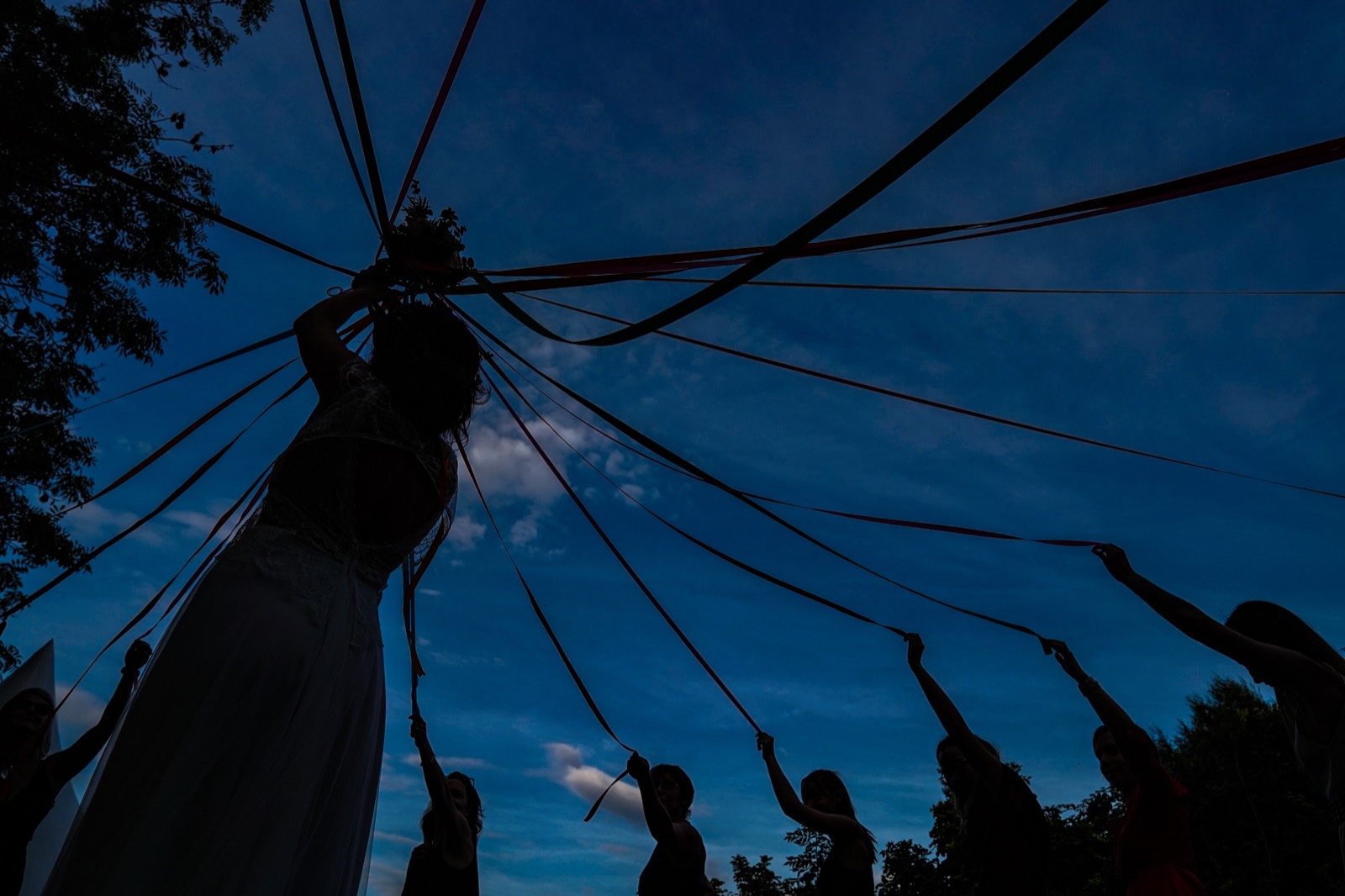 Jeu de rubans au crépuscule, silhouettes sur le ciel bleu — mariage au Cœur de Combray (Calvados) — Arnaud Chapelle
