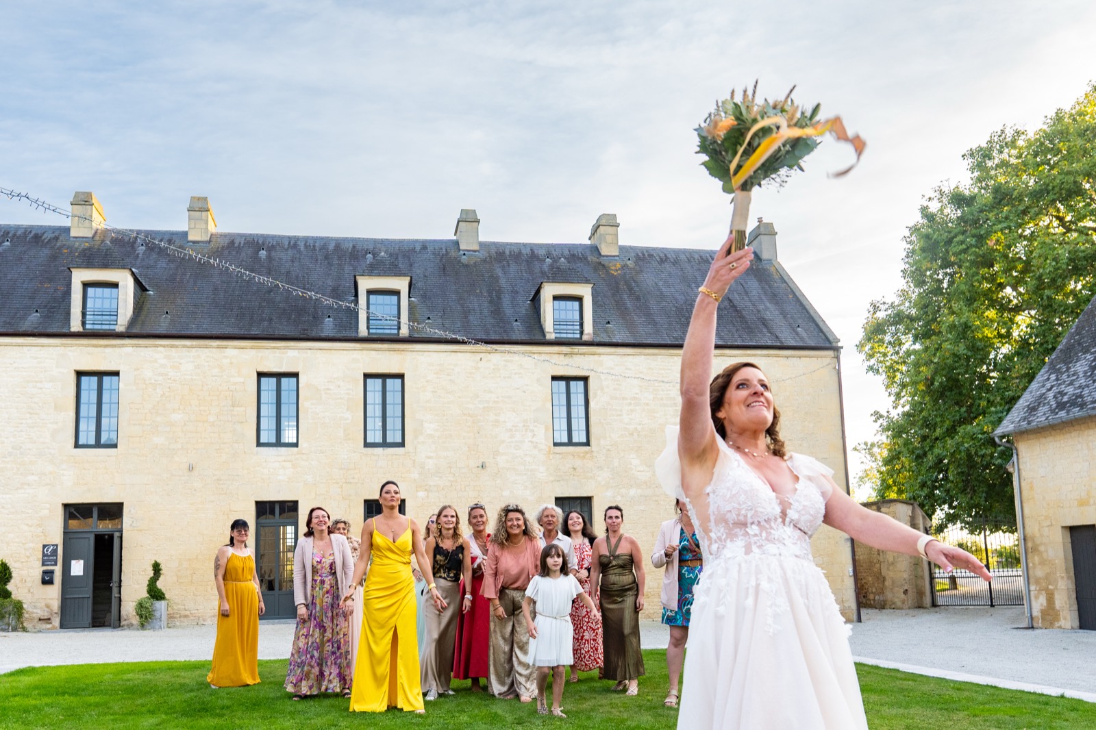 Le Domaine de la Cour des Lys — lancer de bouquet devant le manoir, Sainte-Croix-Grand-Tonne (Calvados) — Arnaud Chapelle