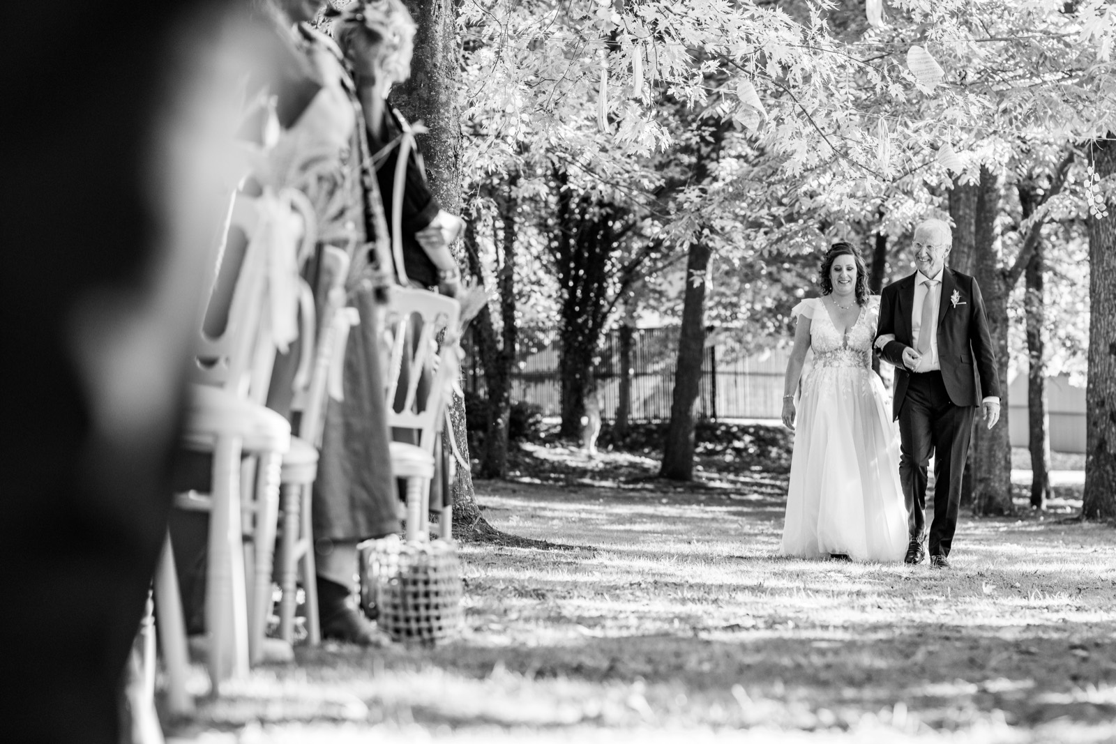 L'arrivée de la mariée au bras de son père dans le parc — Domaine de la Cour des Lys — Arnaud Chapelle