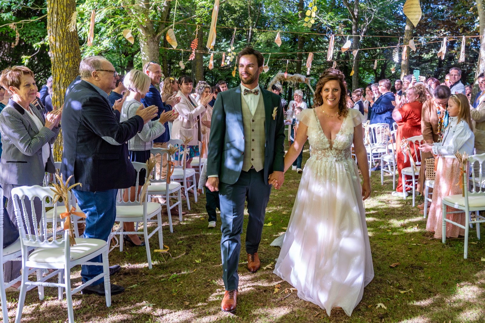 Sortie des mariés après la cérémonie en plein air — Domaine de la Cour des Lys, Calvados — Arnaud Chapelle
