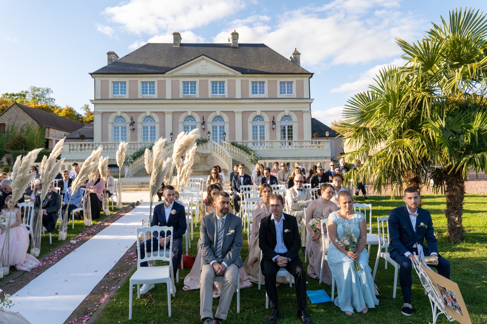 Cérémonie laïque en plein air devant le manoir — mariage au Domaine d'Aslan, Préaux-Bocage près de Caen (Calvados) — Arnaud Chapelle