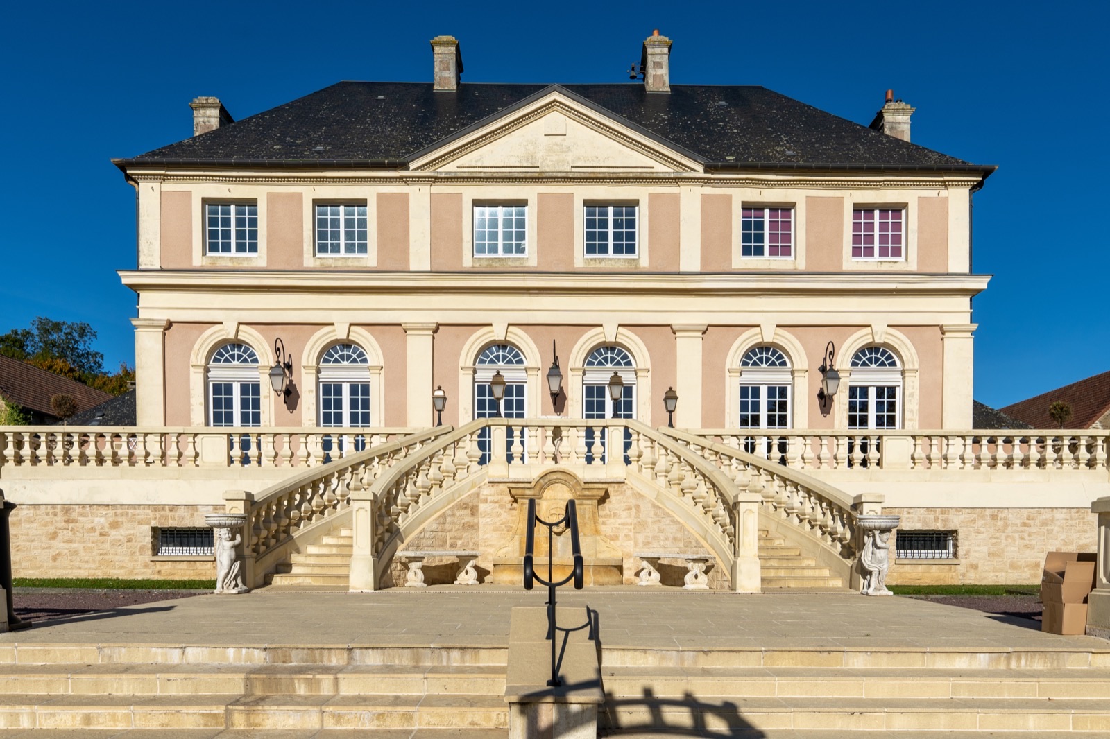 La façade du Domaine d'Aslan et son grand escalier double — lieu de mariage à Préaux-Bocage, près de Caen — Arnaud Chapelle