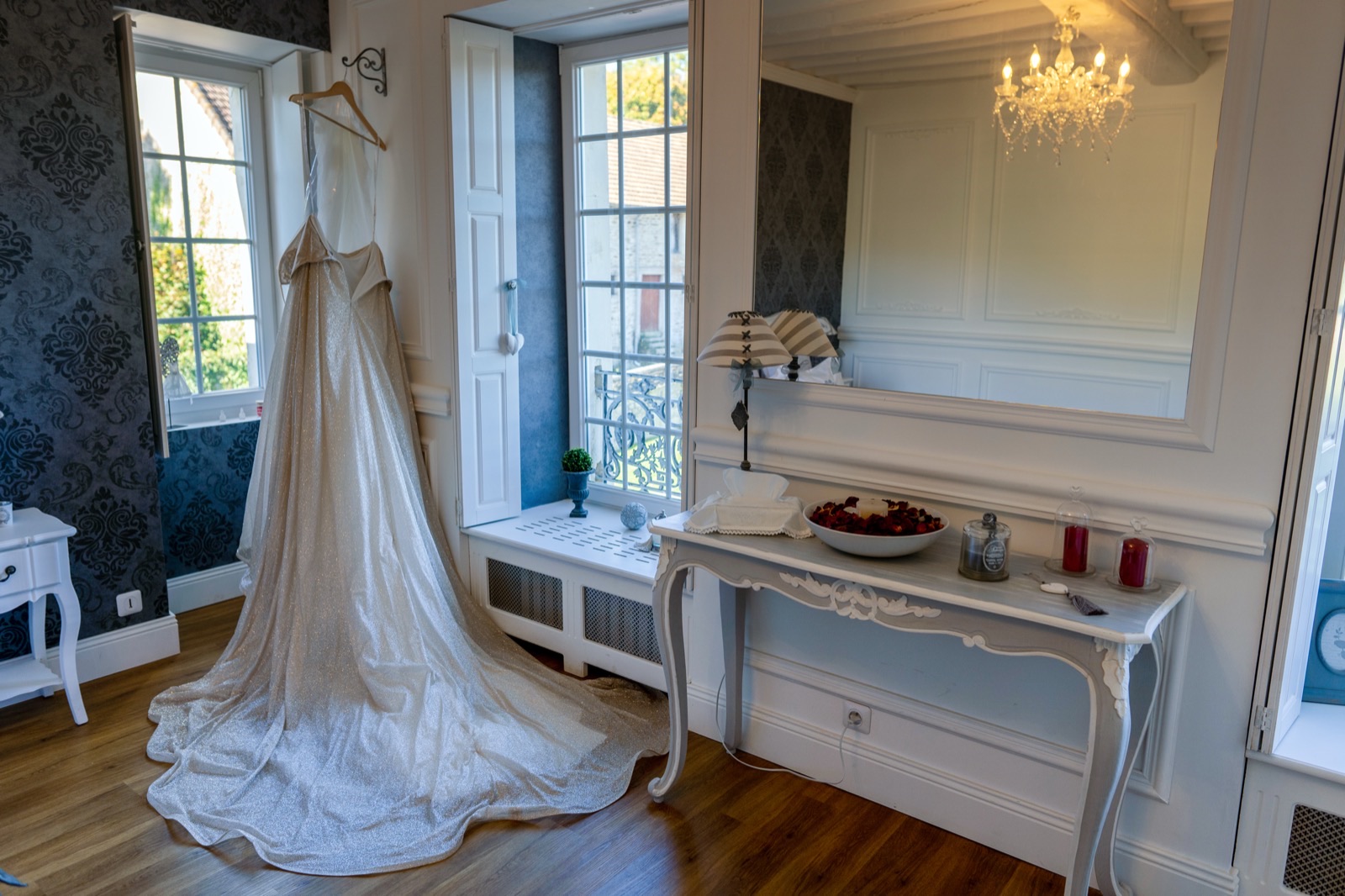 La robe de la mariée dans la chambre des préparatifs — Domaine d'Aslan, Préaux-Bocage (Calvados) — Arnaud Chapelle