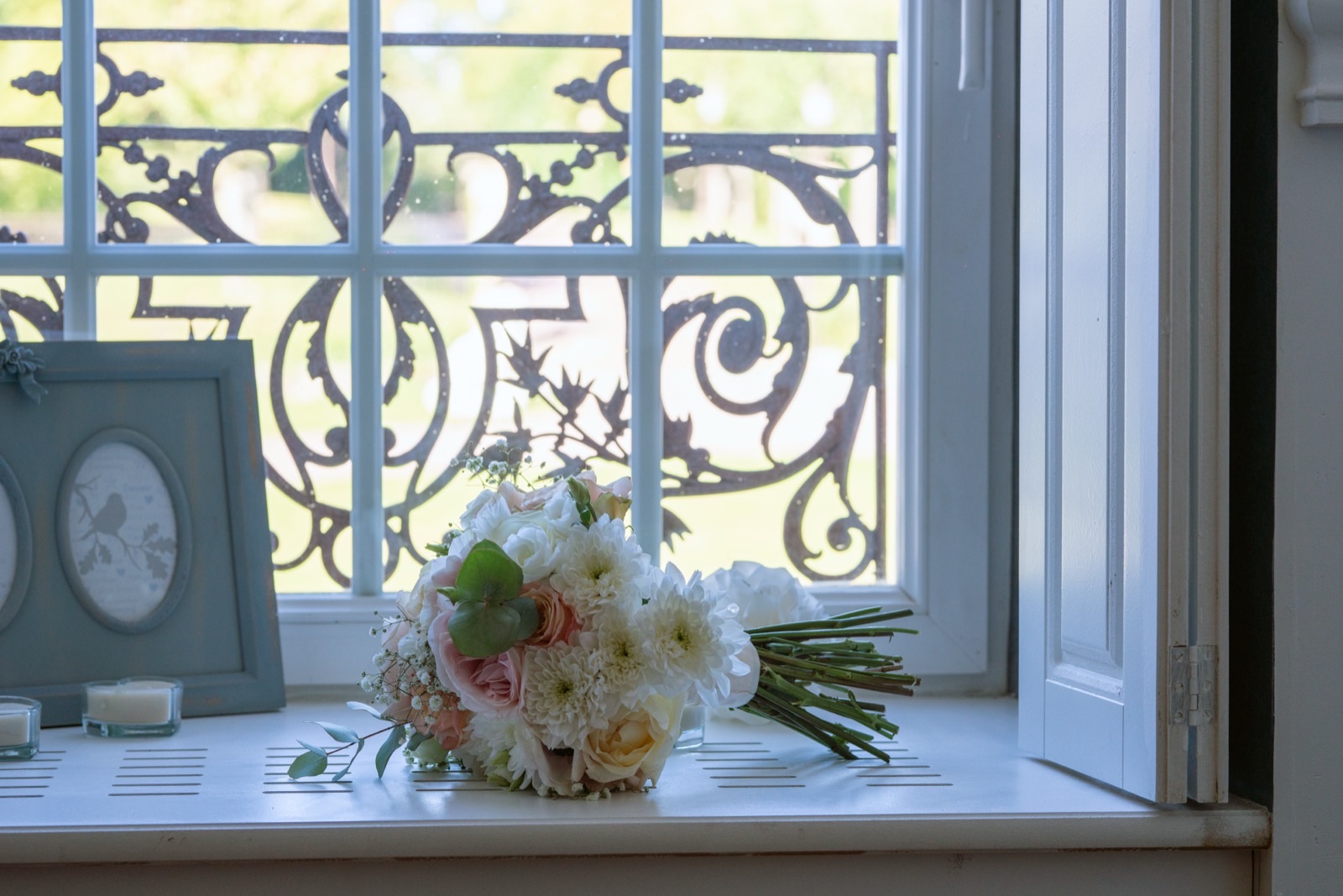 Le bouquet de la mariée sur le rebord de fenêtre — Domaine d'Aslan, Préaux-Bocage — Arnaud Chapelle