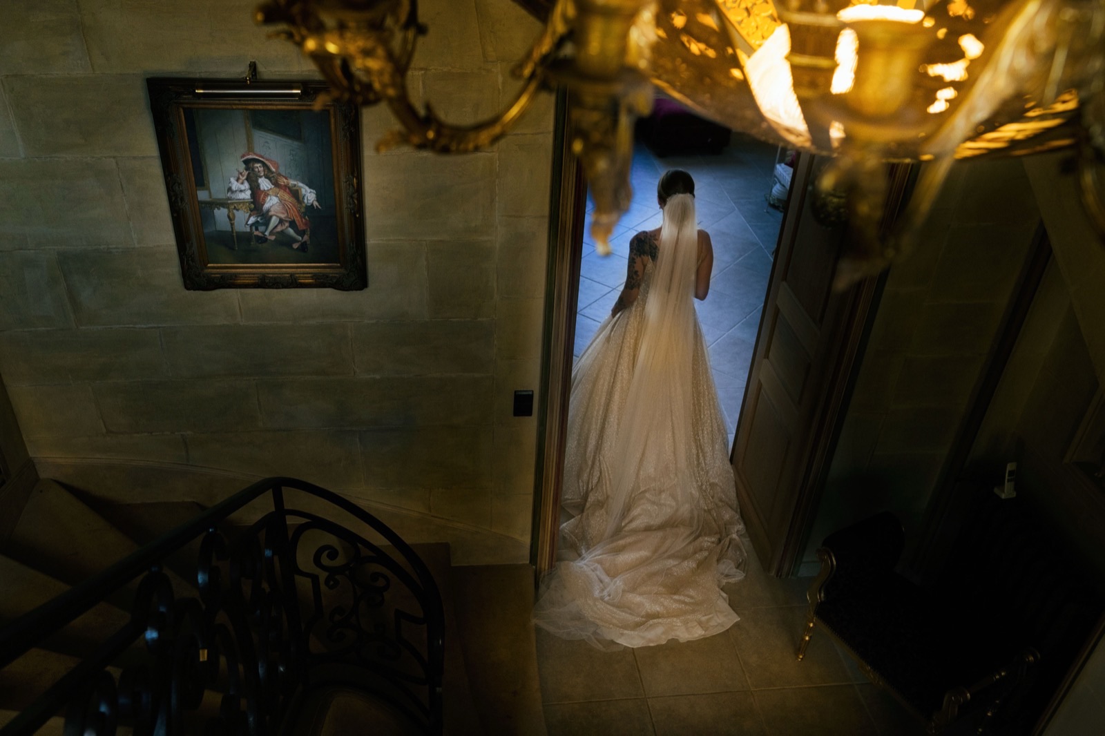 La mariée prête, dans l'intérieur du domaine — Domaine d'Aslan, près de Caen (Calvados) — Arnaud Chapelle