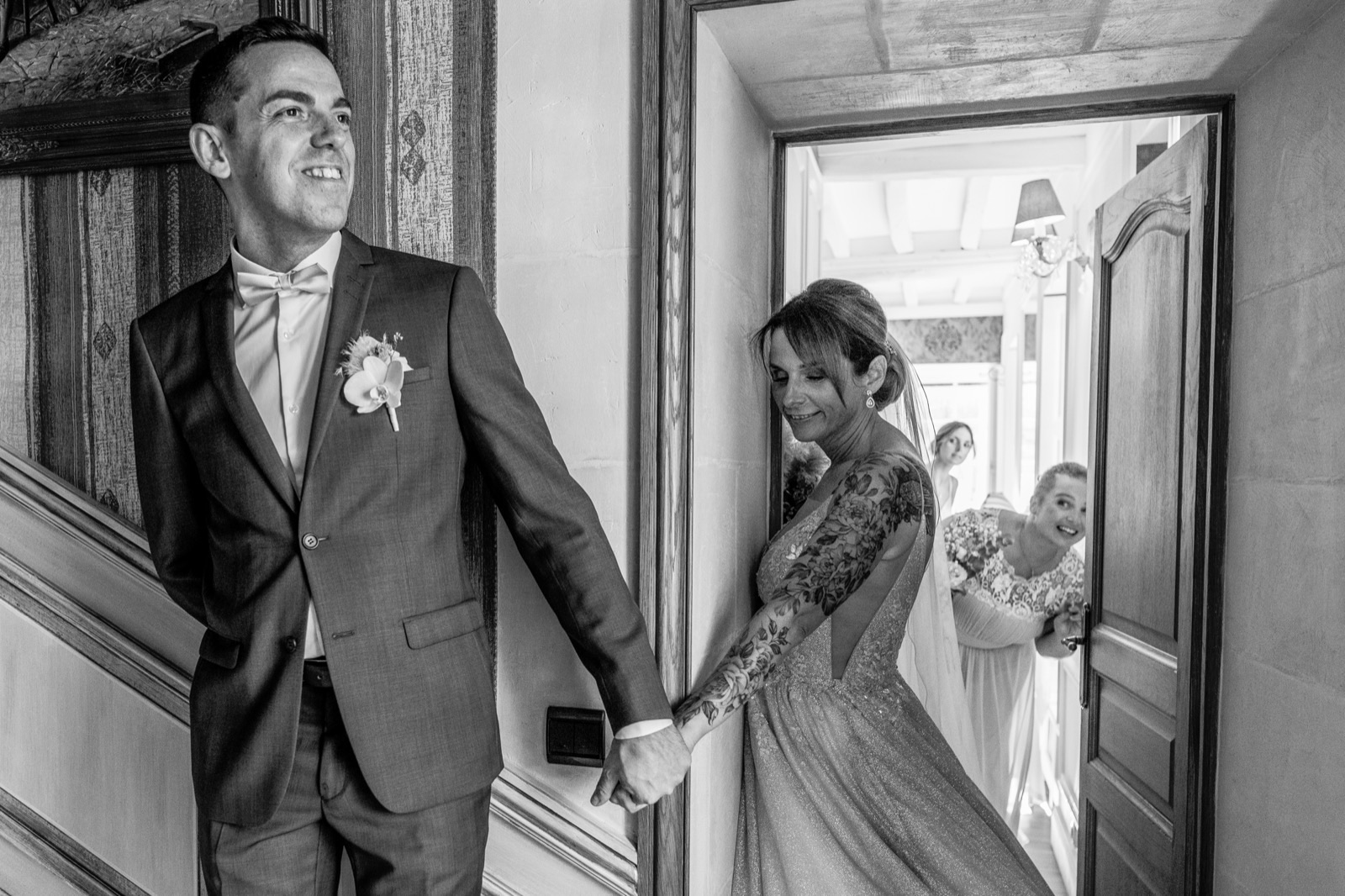 La découverte des mariés, main dans la main sans se voir — mariage au Domaine d'Aslan, Préaux-Bocage — Arnaud Chapelle