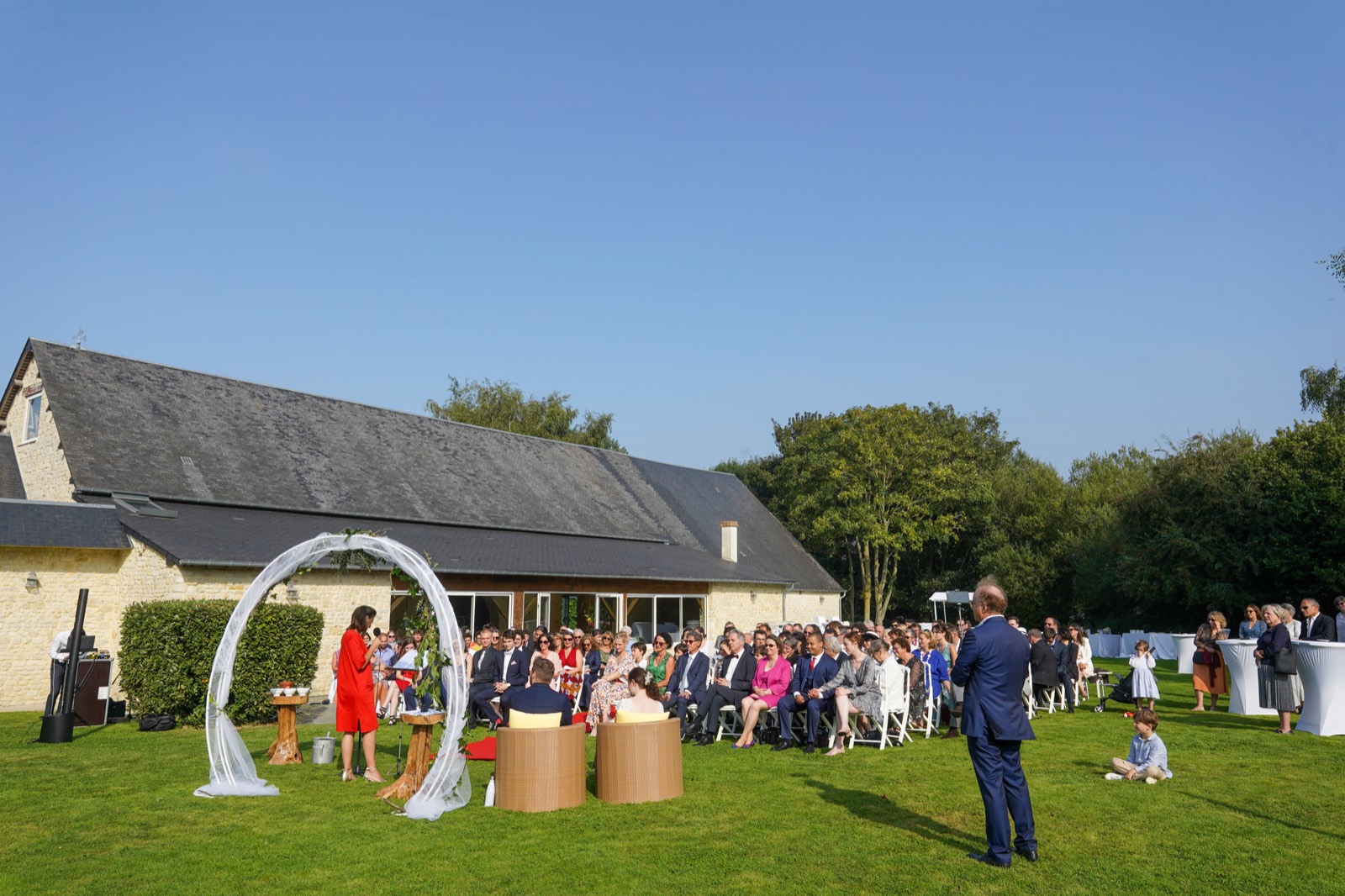 Cérémonie en plein air devant la ferme du Domaine de Cussy — Tour-en-Bessin, près de Bayeux — Arnaud Chapelle