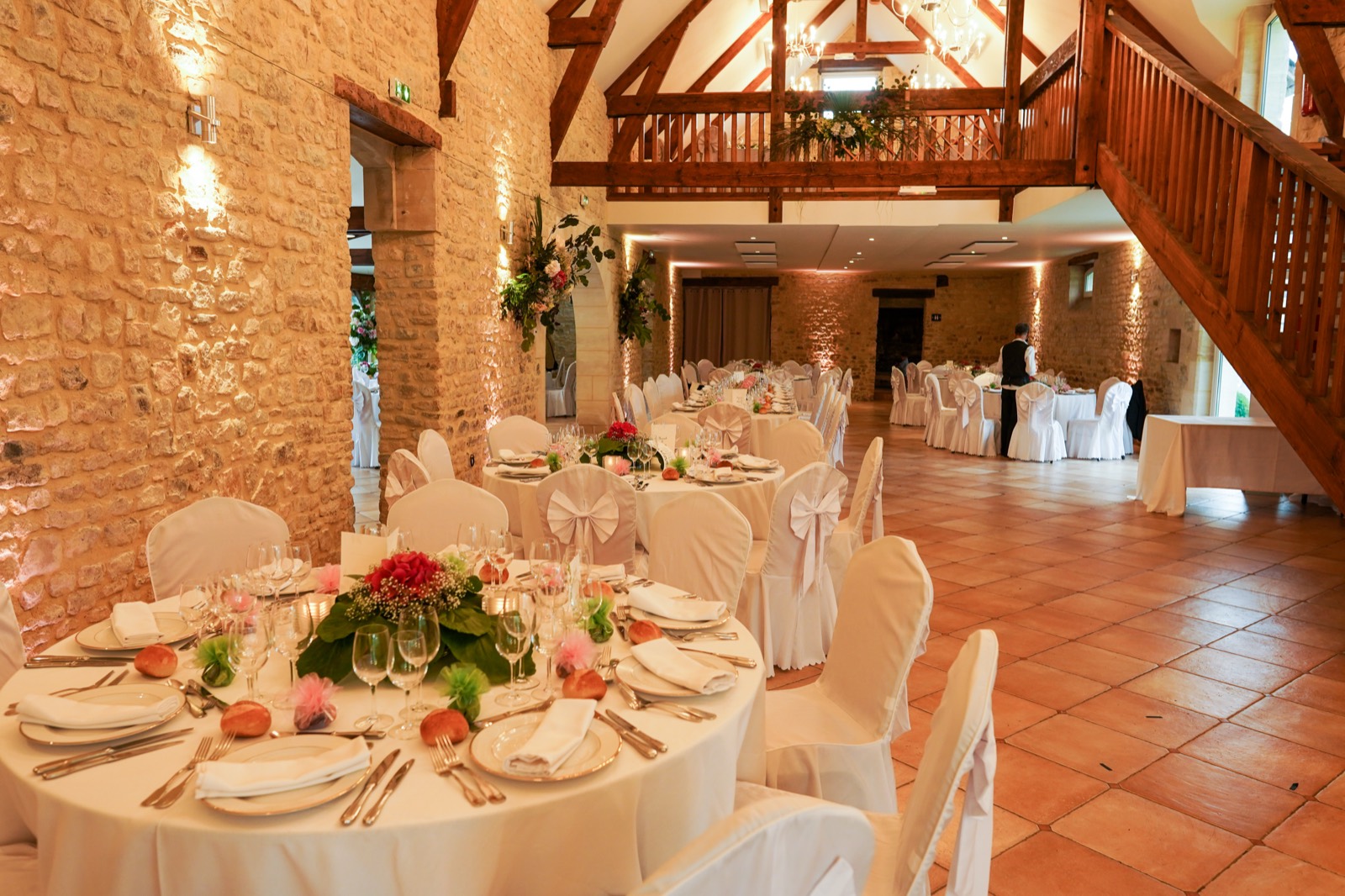 La salle de réception en pierre du Domaine de Cussy dressée pour le dîner — Bessin — Arnaud Chapelle