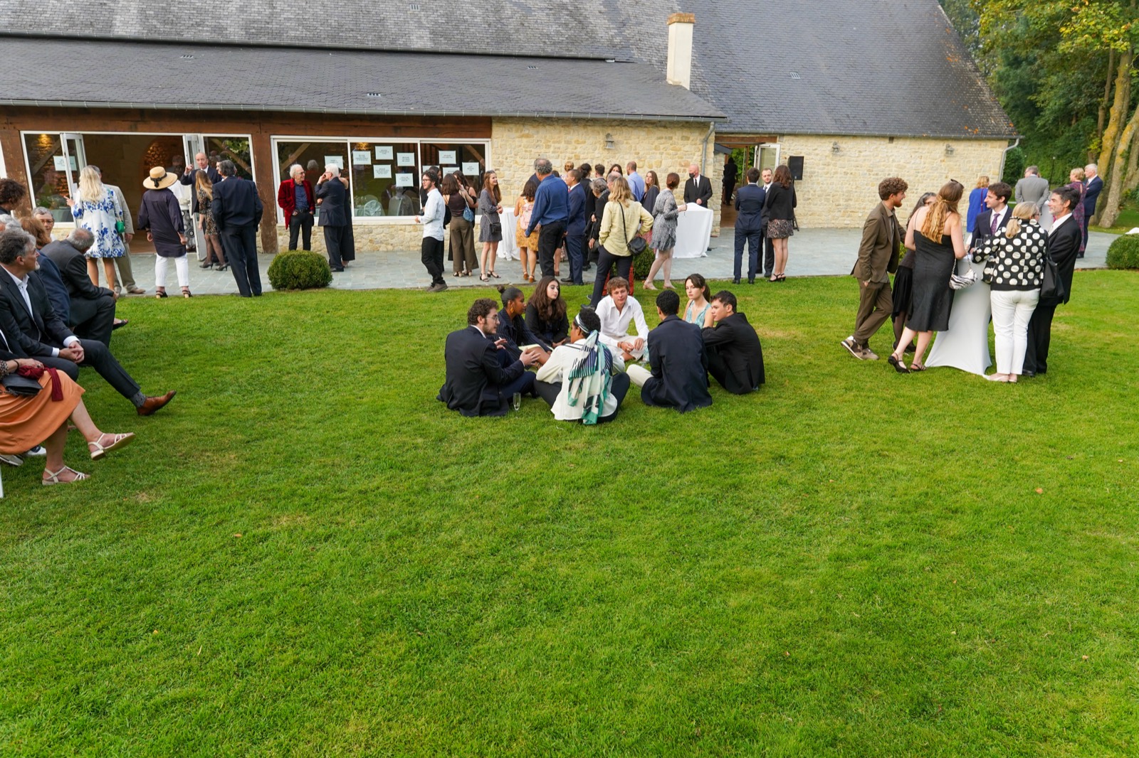 Vin d'honneur sur la pelouse devant les bâtiments du Domaine de Cussy — Tour-en-Bessin — Arnaud Chapelle