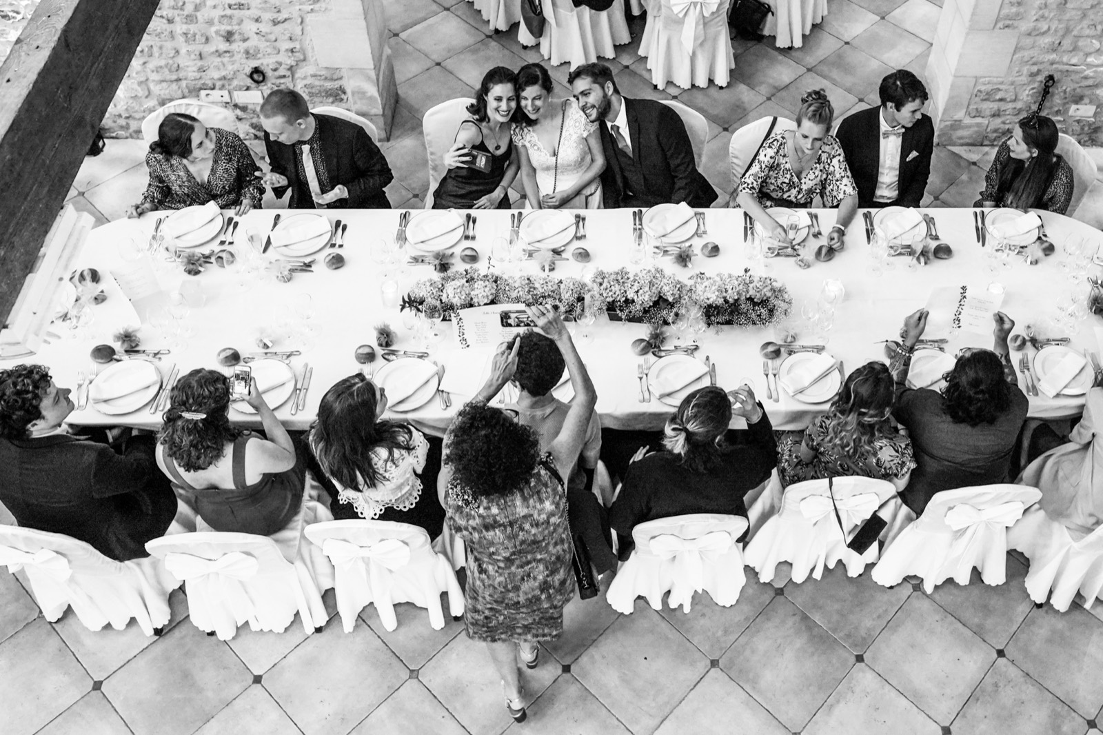 La grande tablée du dîner de mariage vue d'en haut — Domaine de Cussy, près de Bayeux — Arnaud Chapelle