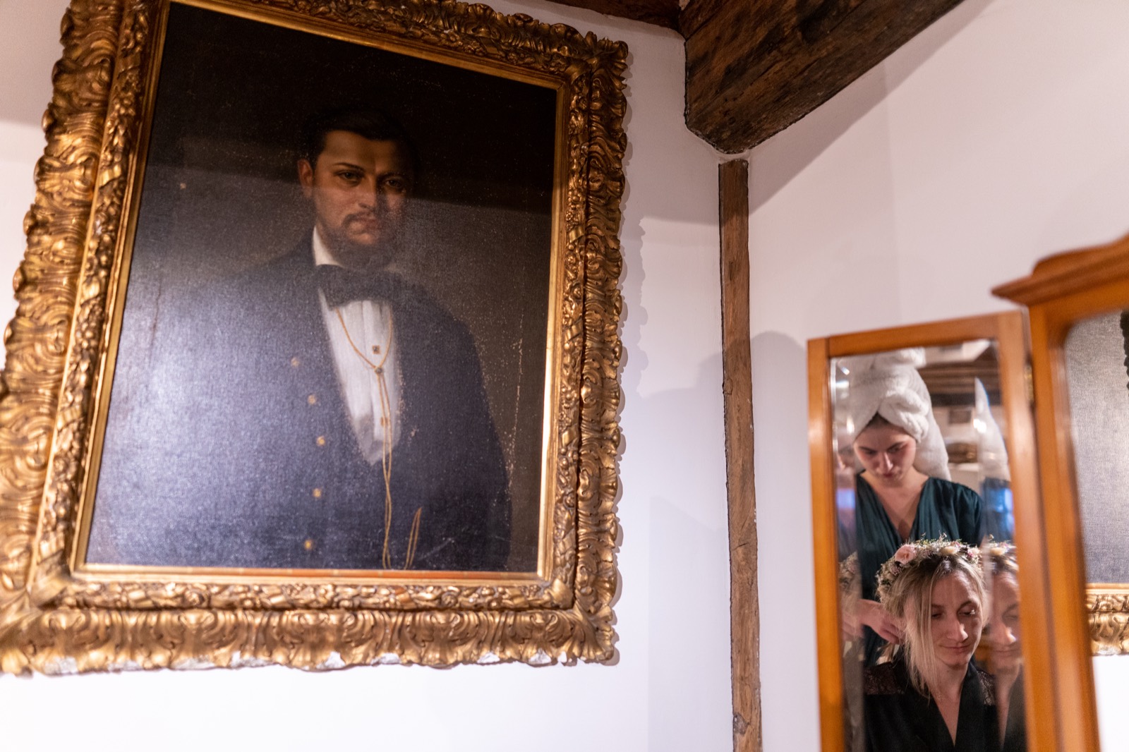 Détail : portrait ancien et préparatifs — Domaine de l'Angleterre, Pays d'Auge — Arnaud Chapelle