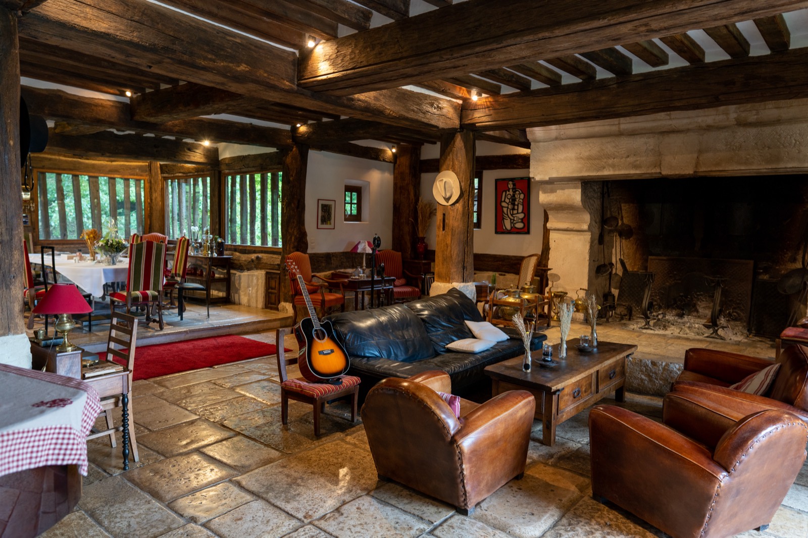 Le salon du manoir et sa cheminée — Domaine de l'Angleterre, Livarot (Calvados) — Arnaud Chapelle