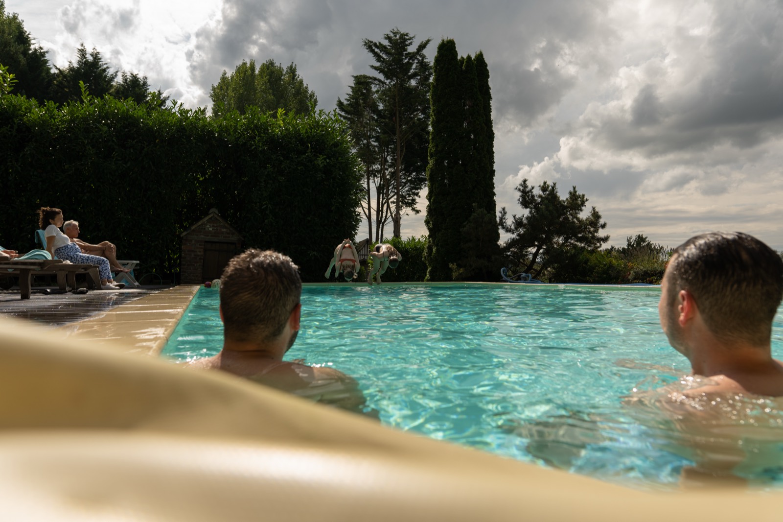 La piscine et le parc du Domaine de l'Angleterre — mariage en Normandie — Arnaud Chapelle