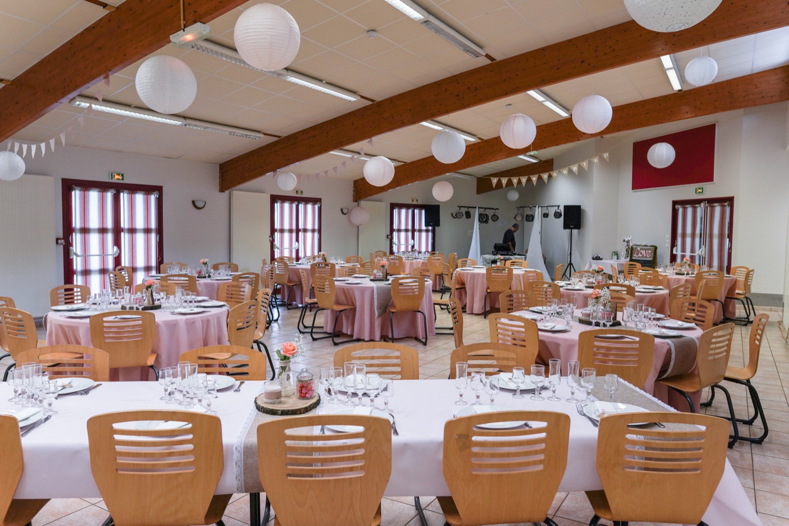 La salle de réception dressée pour le dîner, poutres et lampions — Domaine de Pont-Ramond, La Chapelle-au-Moine — Arnaud Chapelle