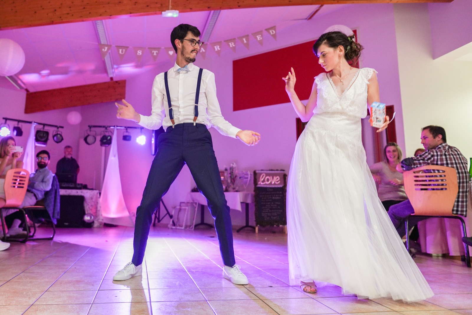 La première danse des mariés sous la banderole « Just Married » — soirée au Domaine de Pont-Ramond, près de Flers — Arnaud Chapelle