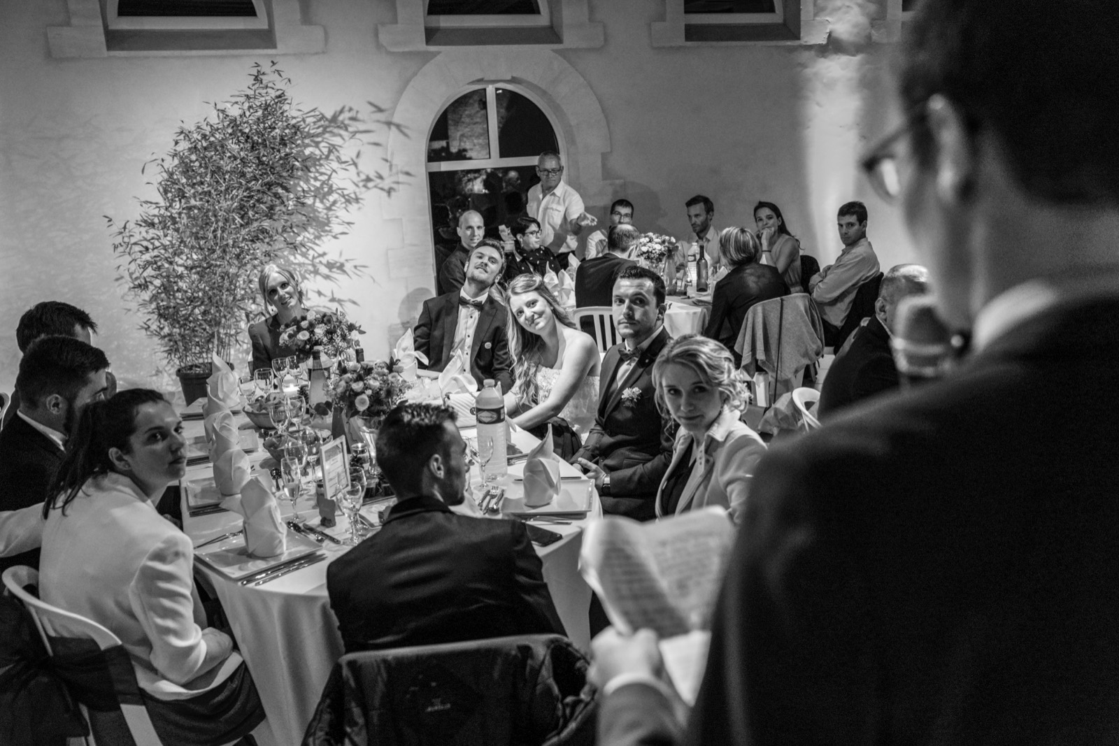 Le lancer de bouquet devant le corps de ferme du XVIIIᵉ, en noir et blanc — mariage au Domaine du Grand Caugy, Saint-Vigor-le-Grand — Arnaud Chapelle