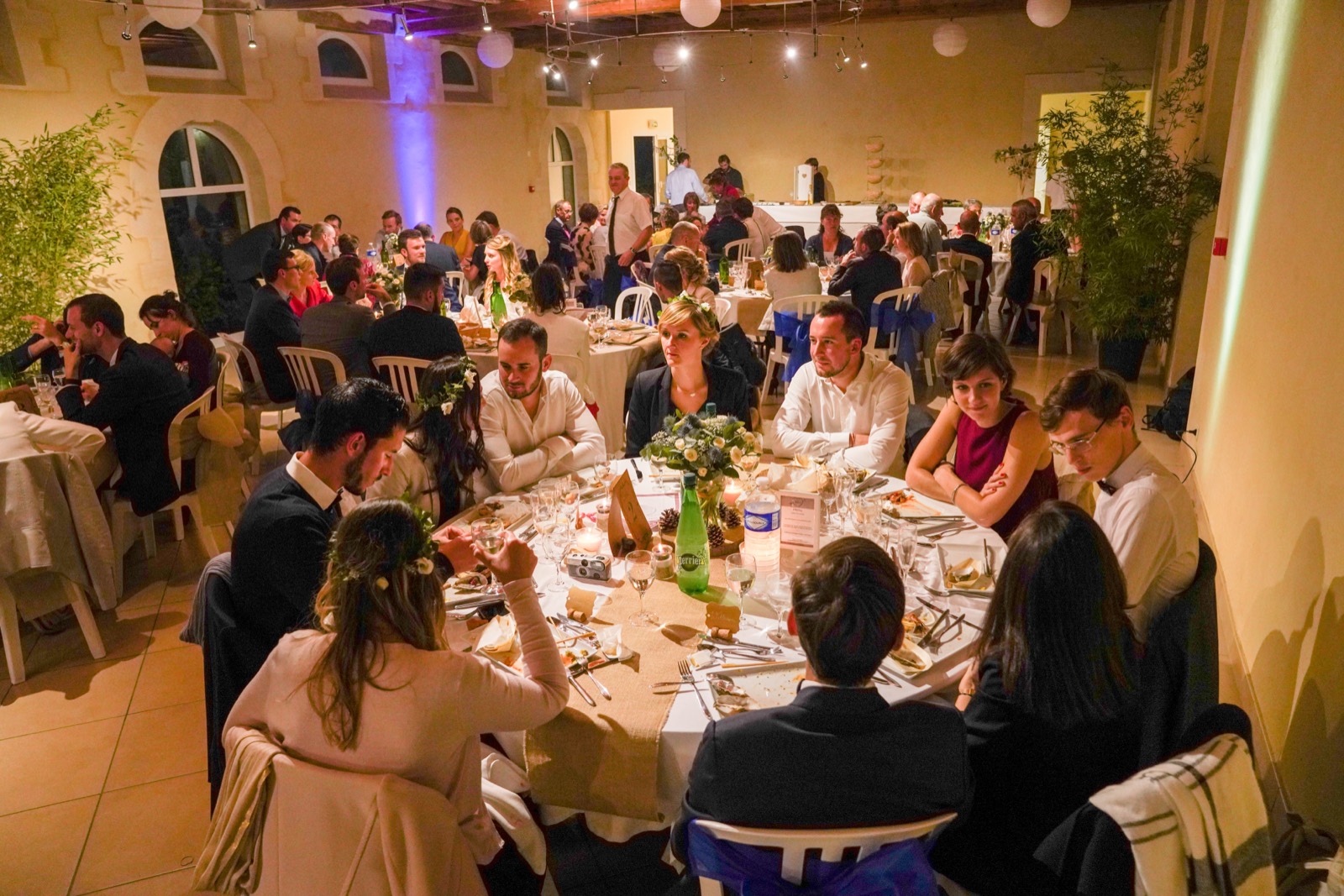 Le dîner dans la grande salle rénovée du domaine, le soir — réception de mariage au Domaine du Grand Caugy, près de Bayeux — Arnaud Chapelle