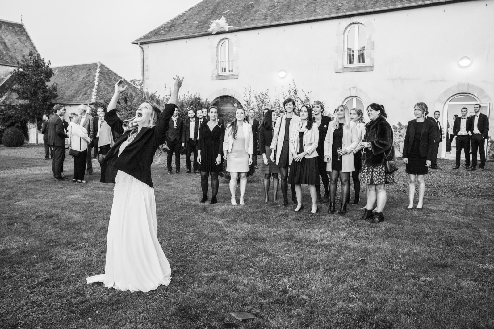 Les mariés écoutent un discours pendant le dîner, en noir et blanc — Domaine du Grand Caugy (Calvados) — Arnaud Chapelle