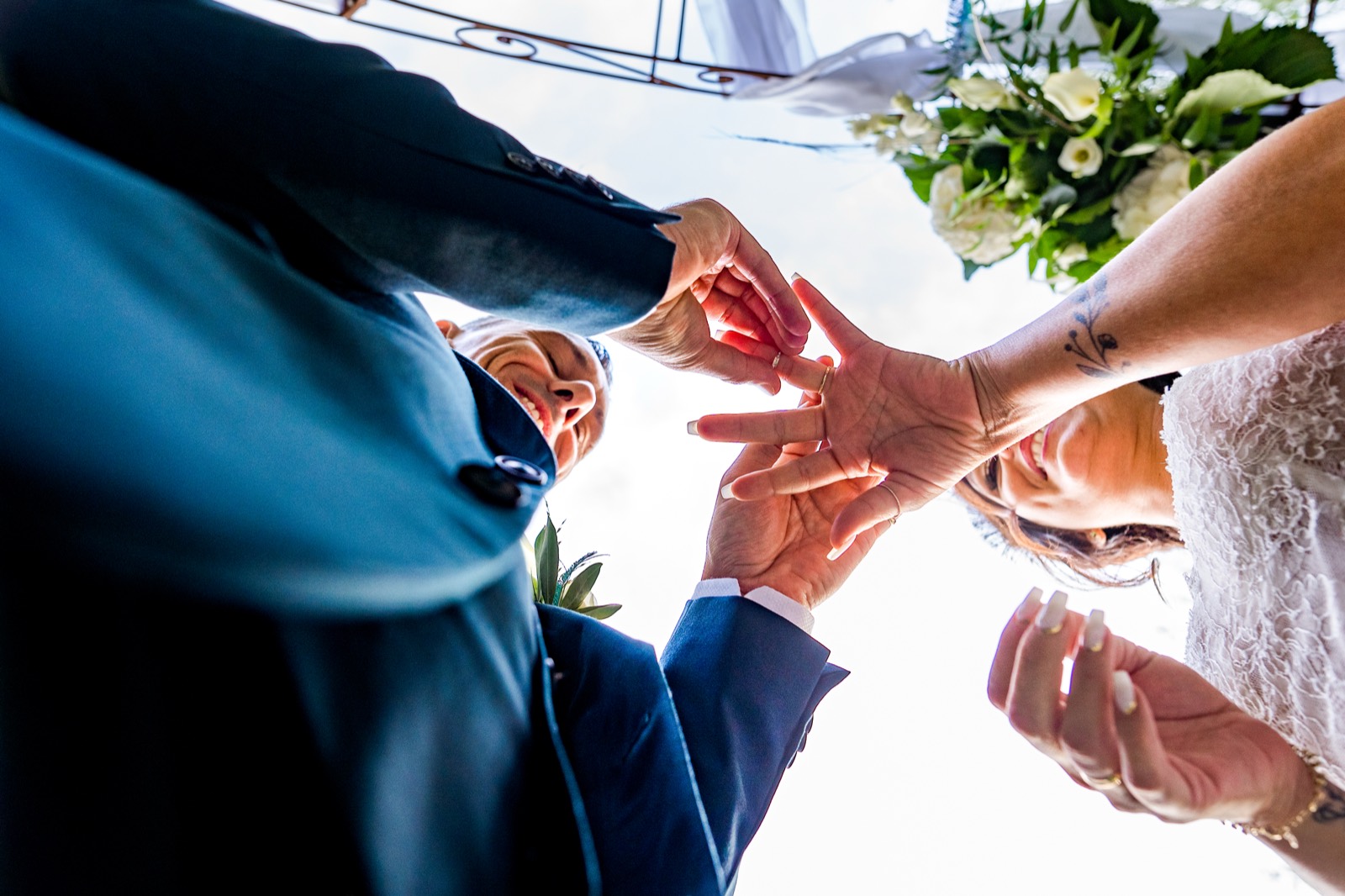 Échange des alliances pendant la cérémonie — mariage au Domaine du Saul', Louvigny près de Caen — Arnaud Chapelle