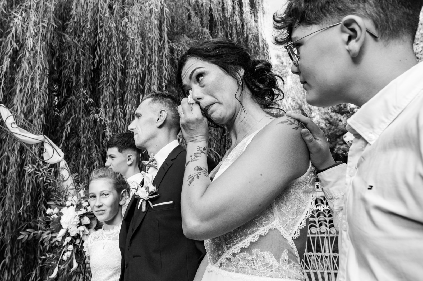 Émotion de la mariée sous le saule pleureur du Domaine du Saul', Louvigny — Arnaud Chapelle