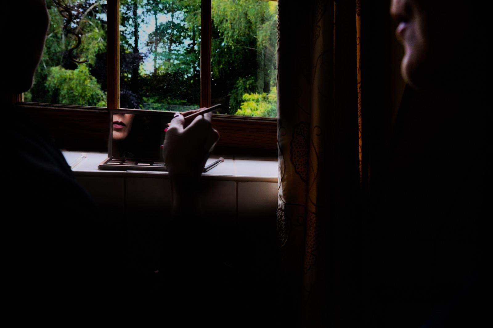Préparatifs de la mariée devant la fenêtre ouverte sur le jardin — Les Jardins du Pays d'Auge, Cambremer — Arnaud Chapelle