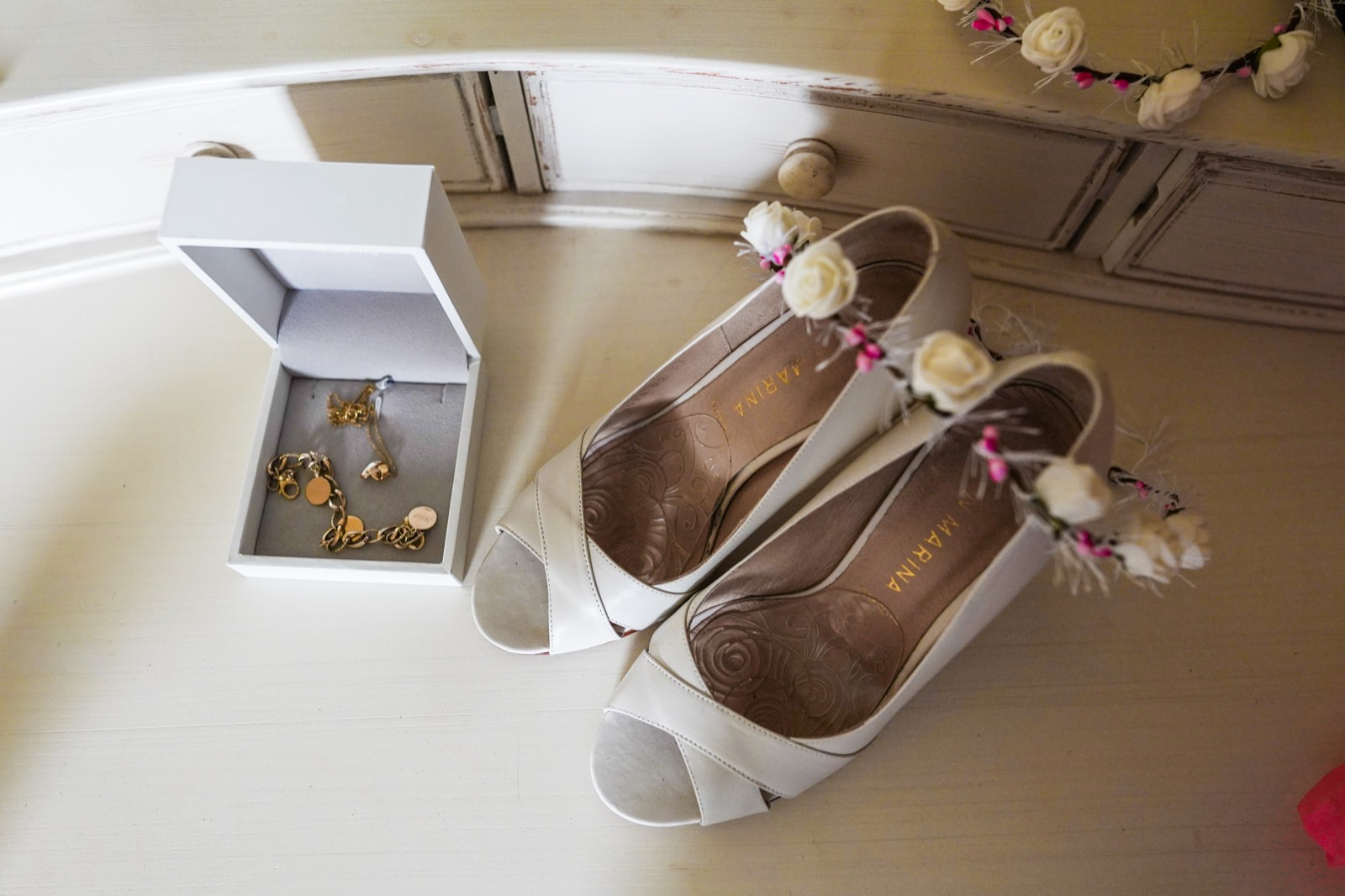 Détail : chaussures et bijoux de la mariée — mariage aux Jardins du Pays d'Auge — Arnaud Chapelle