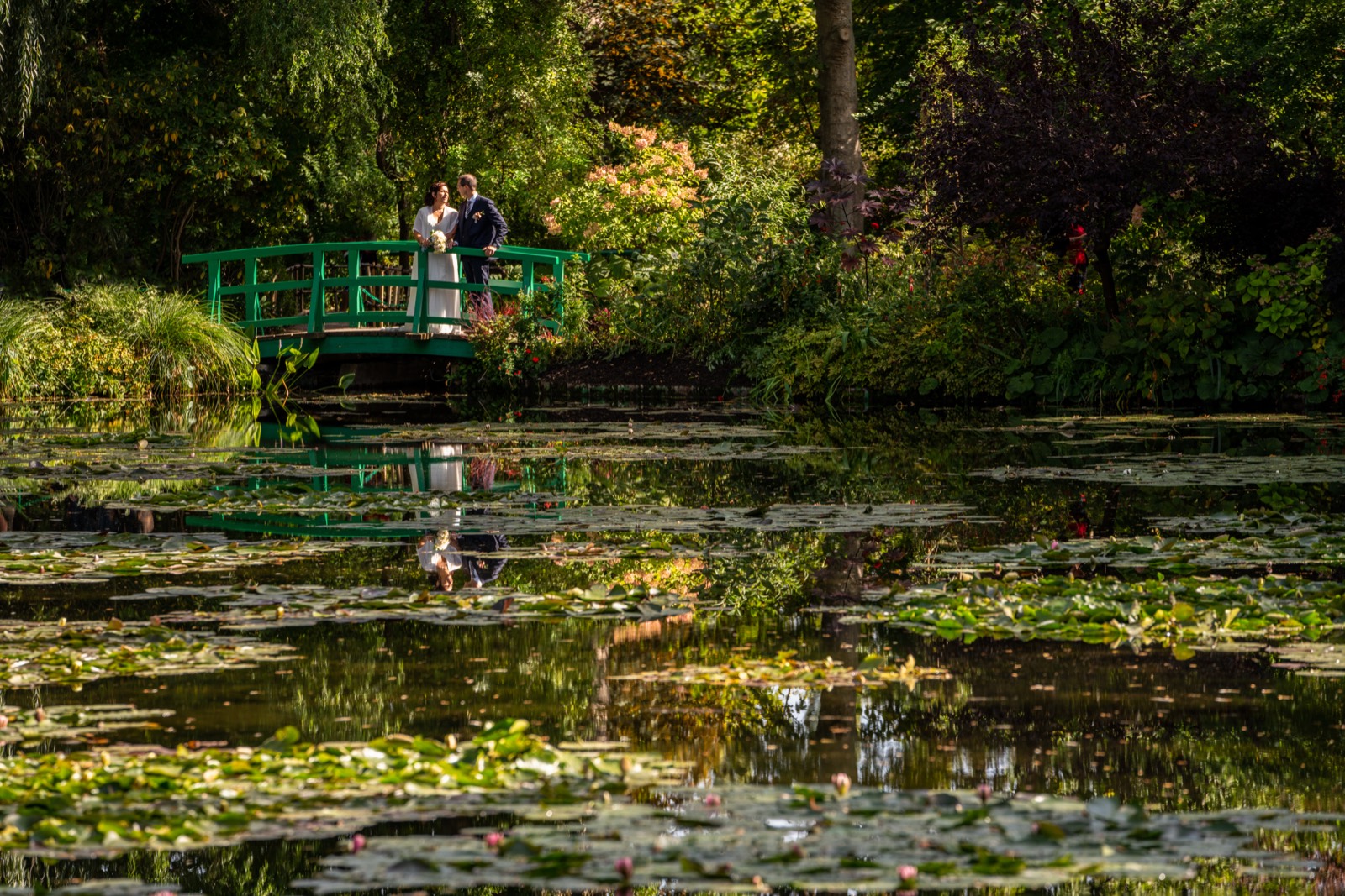 Les mariés sur le pont japonais au-dessus du bassin aux nymphéas, à Giverny — mariage à La Dîme de Giverny (Eure) — Arnaud Chapelle
