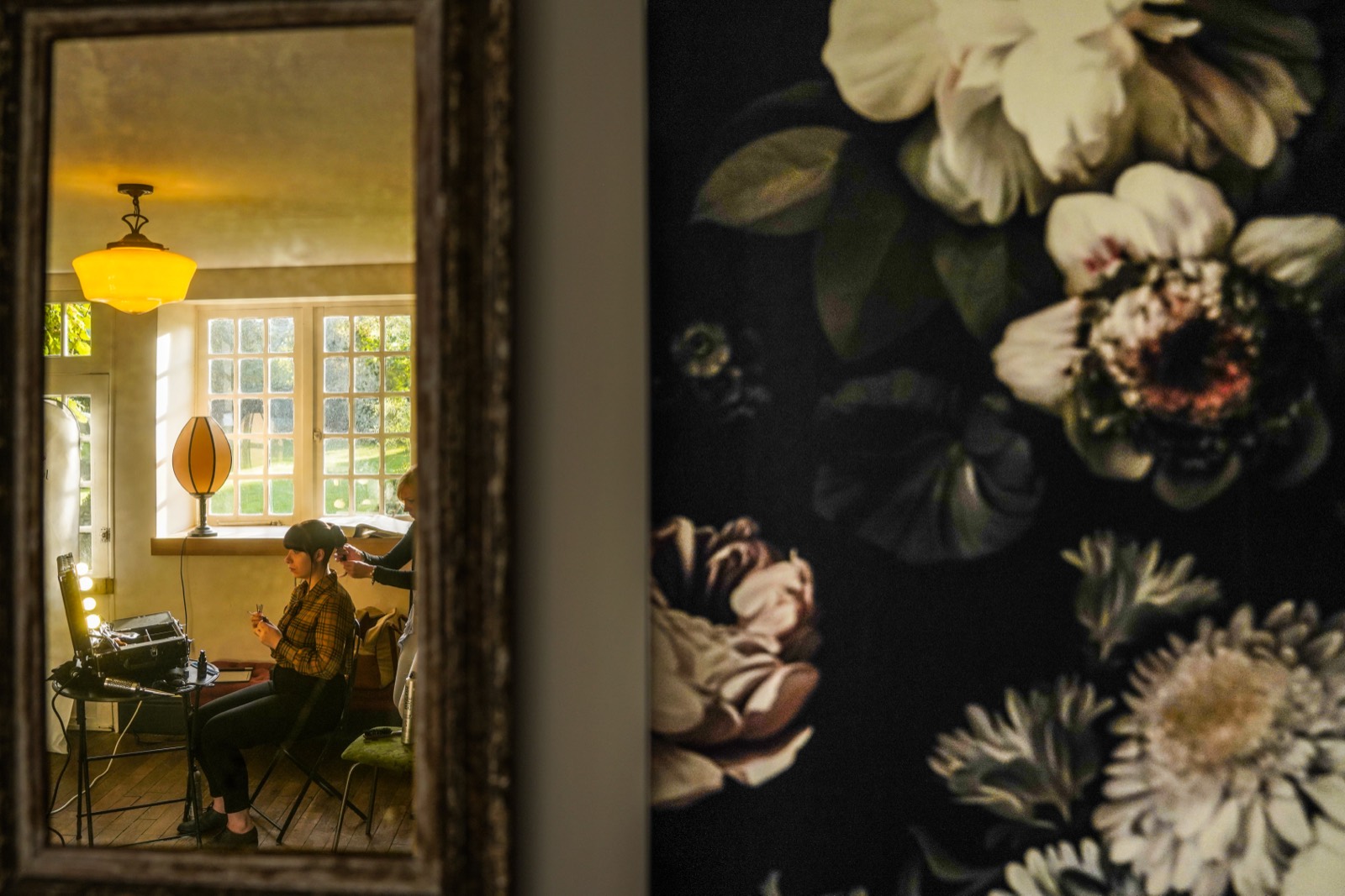 Reflet de la mariée dans un miroir ancien pendant les préparatifs — La Dîme de Giverny, village de Monet — Arnaud Chapelle
