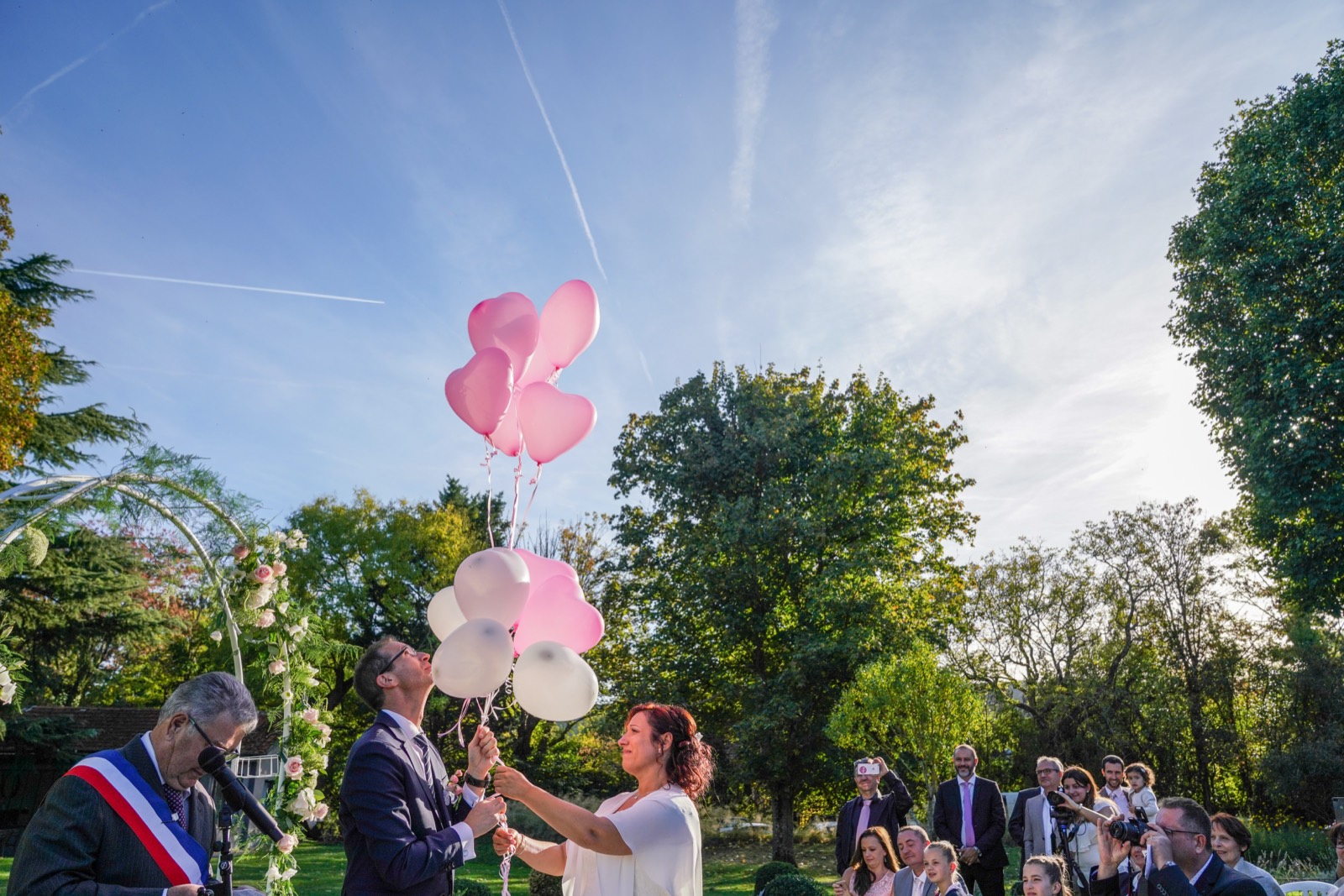 Lâcher de ballons en cœur pendant la cérémonie civile au jardin — mariage à La Dîme de Giverny (Eure) — Arnaud Chapelle