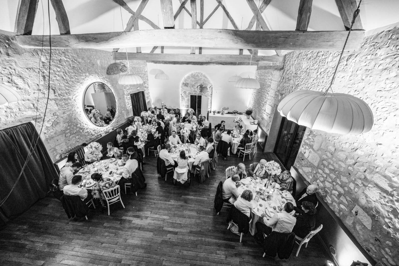 L'intérieur de la grange dîmière du XIIIᵉ, hautes poutres et parquet, pendant le dîner — La Dîme de Giverny (Eure) — Arnaud Chapelle
