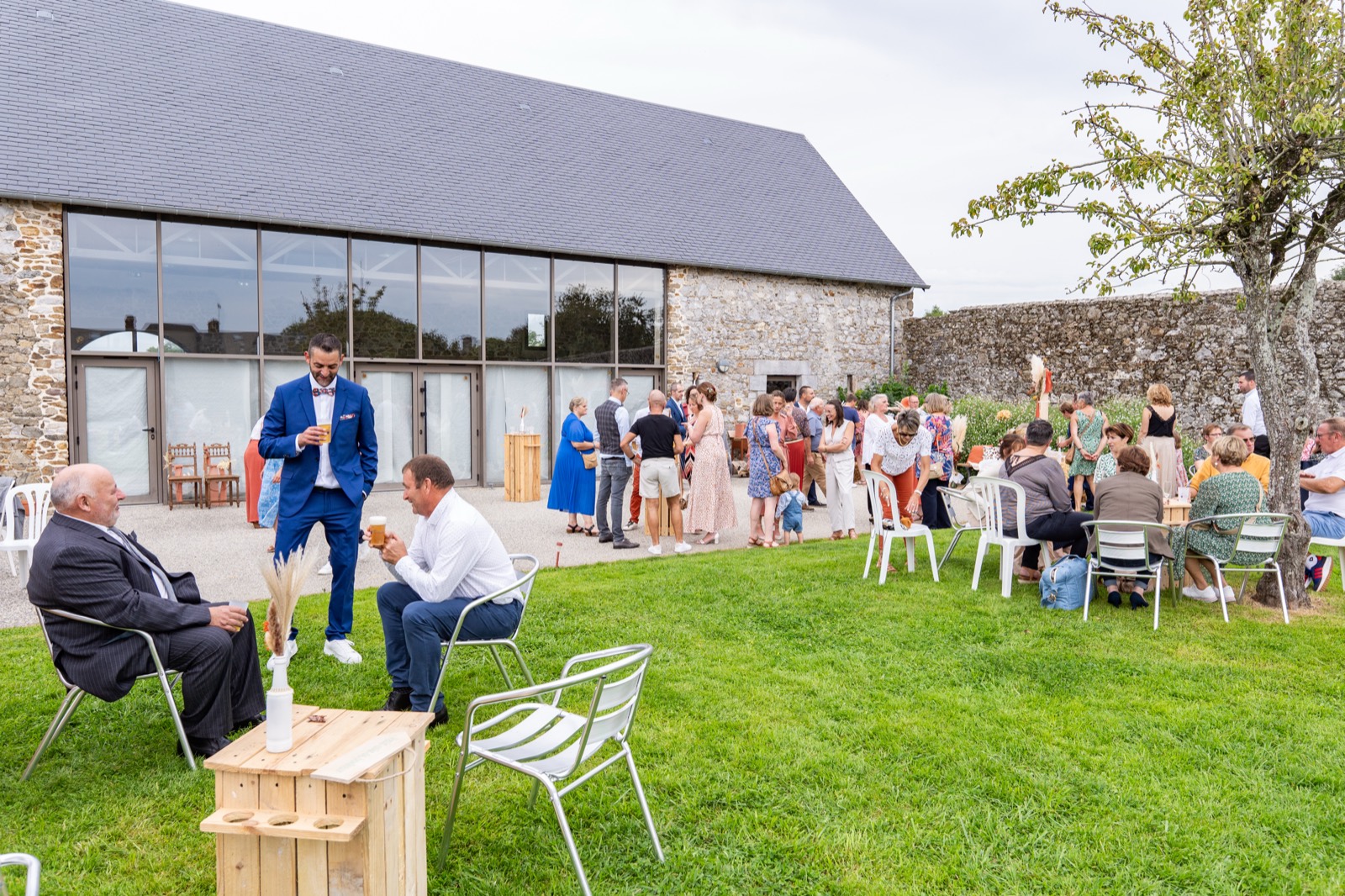 Vin d'honneur sur la pelouse devant la salle de la Maison Desnos — Tourville-sur-Sienne (Manche) — Arnaud Chapelle