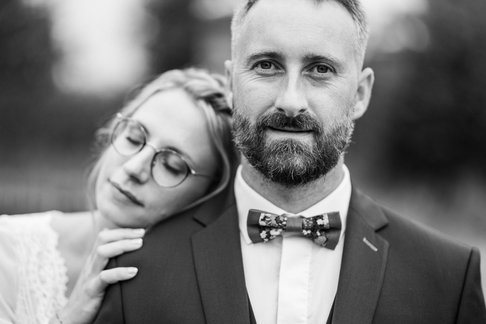 Portrait des mariés — mariage à la Maison Desnos, près de Coutances (Manche) — Arnaud Chapelle