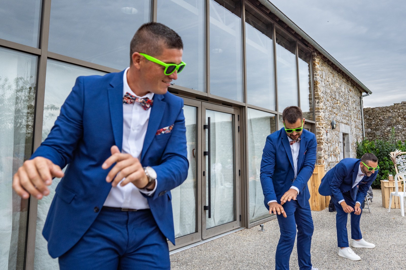 Instant complice entre amis — mariage à la Maison Desnos, Tourville-sur-Sienne — Arnaud Chapelle