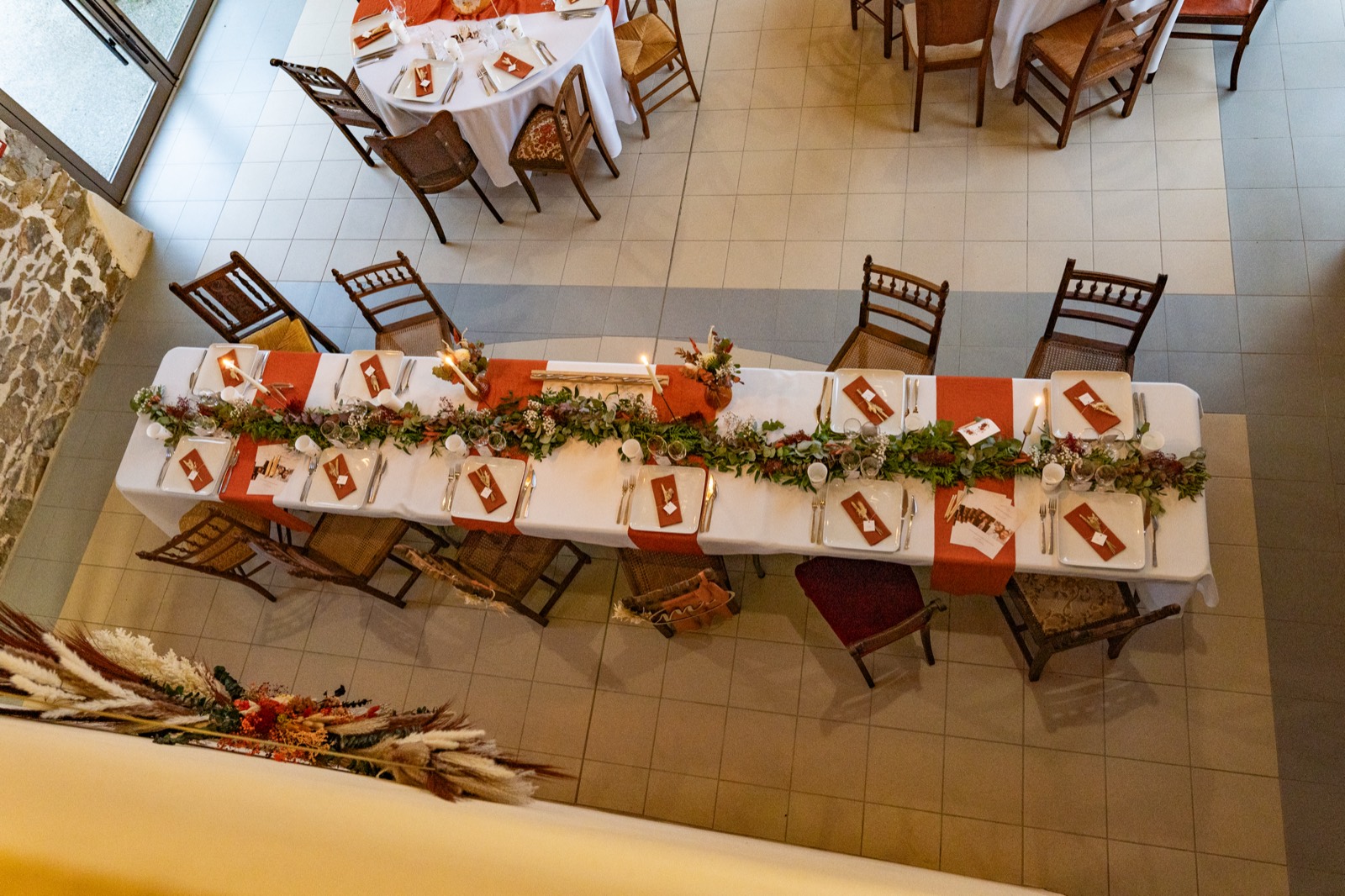 La grande tablée du dîner vue d'en haut — Maison Desnos, Manche — Arnaud Chapelle