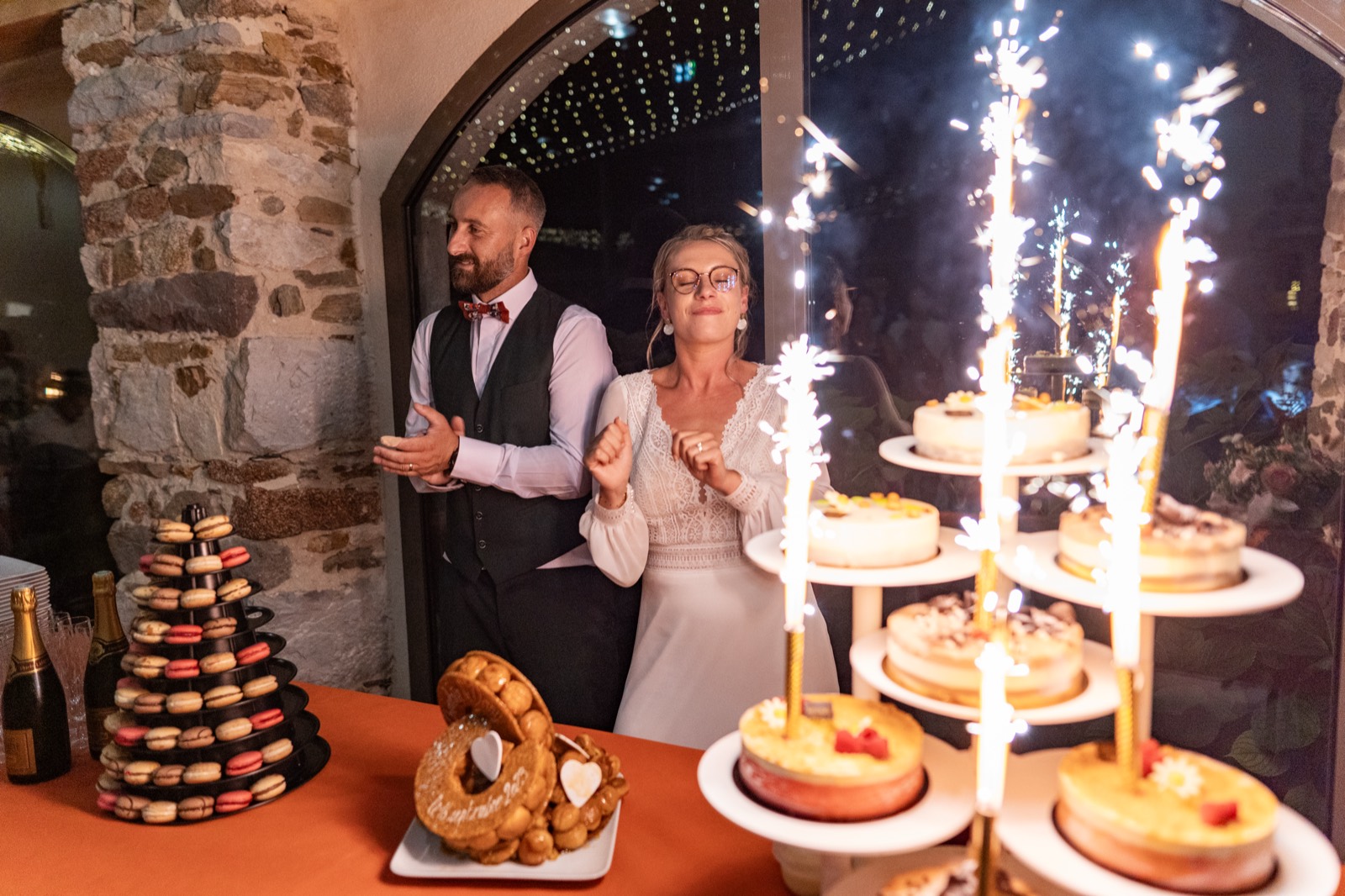 Le gâteau de mariage et ses étincelles — Maison Desnos, près de Coutances — Arnaud Chapelle