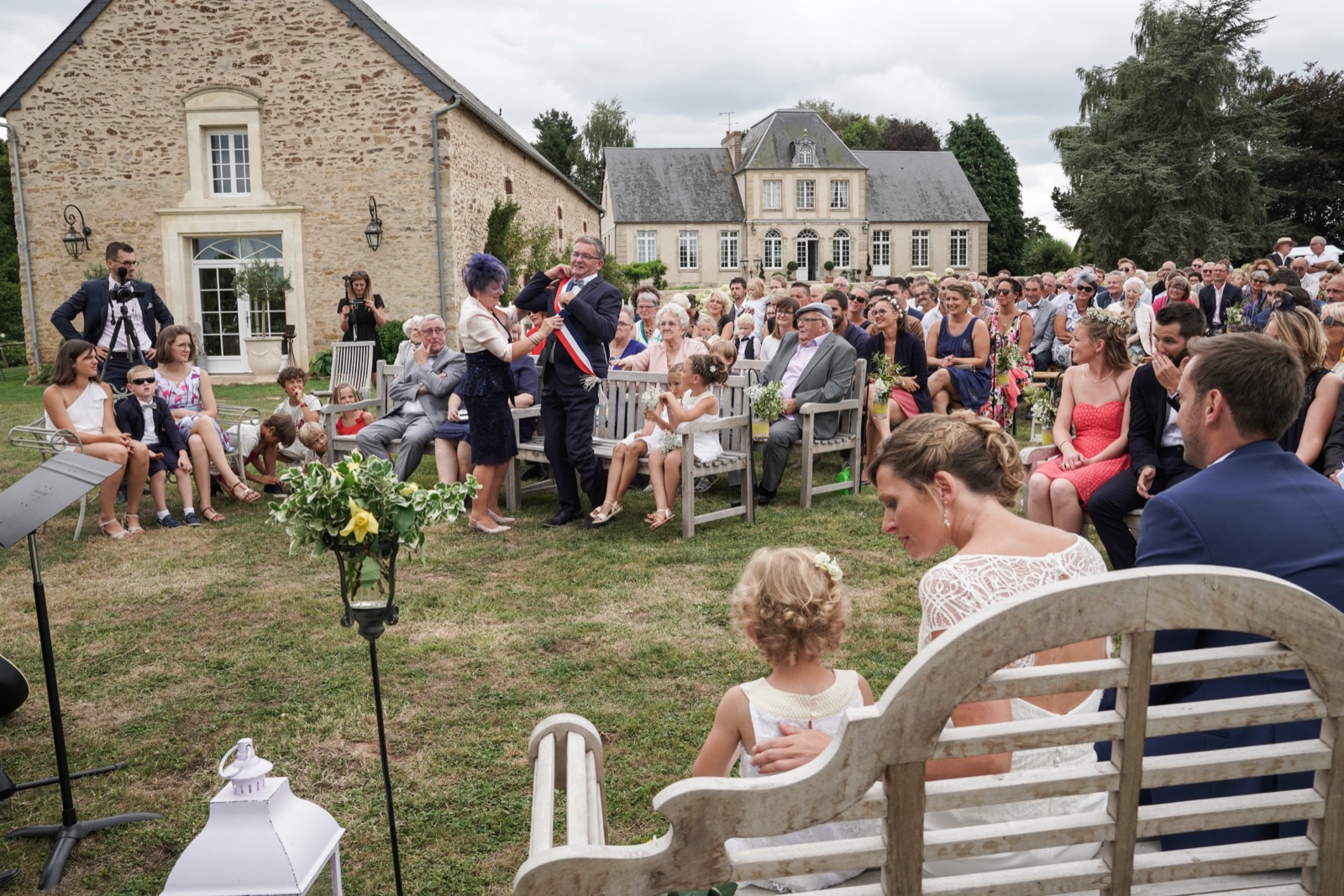 Cérémonie en plein air devant le Manoir de Chivré et son orangerie — lieu de mariage à Sainte-Marguerite-d'Elle, entre Bayeux et Saint-Lô (Calvados) — Arnaud Chapelle