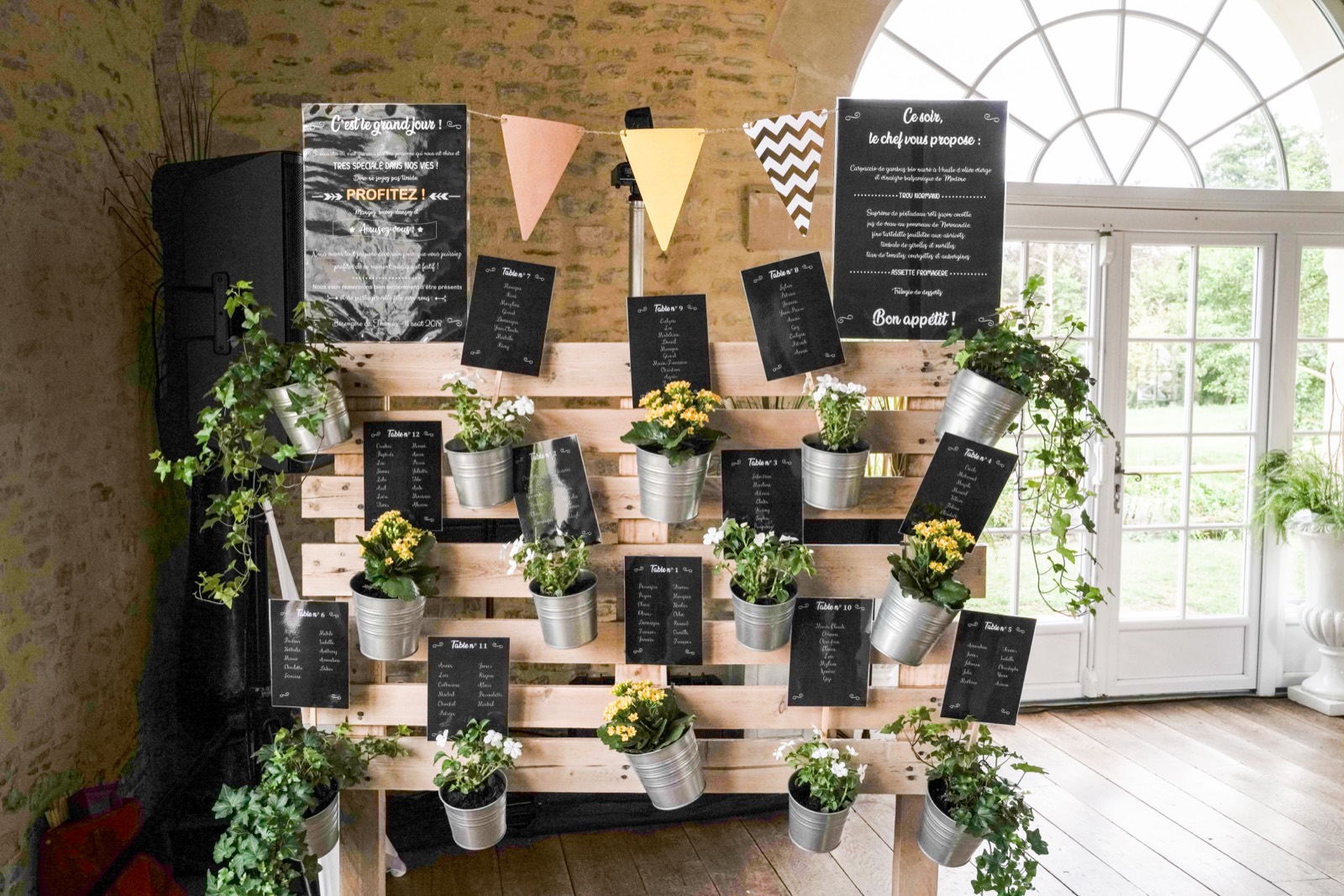 Le plan de table végétal sur palette, dans la salle de pierre — mariage au Manoir de Chivré, Sainte-Marguerite-d'Elle — Arnaud Chapelle
