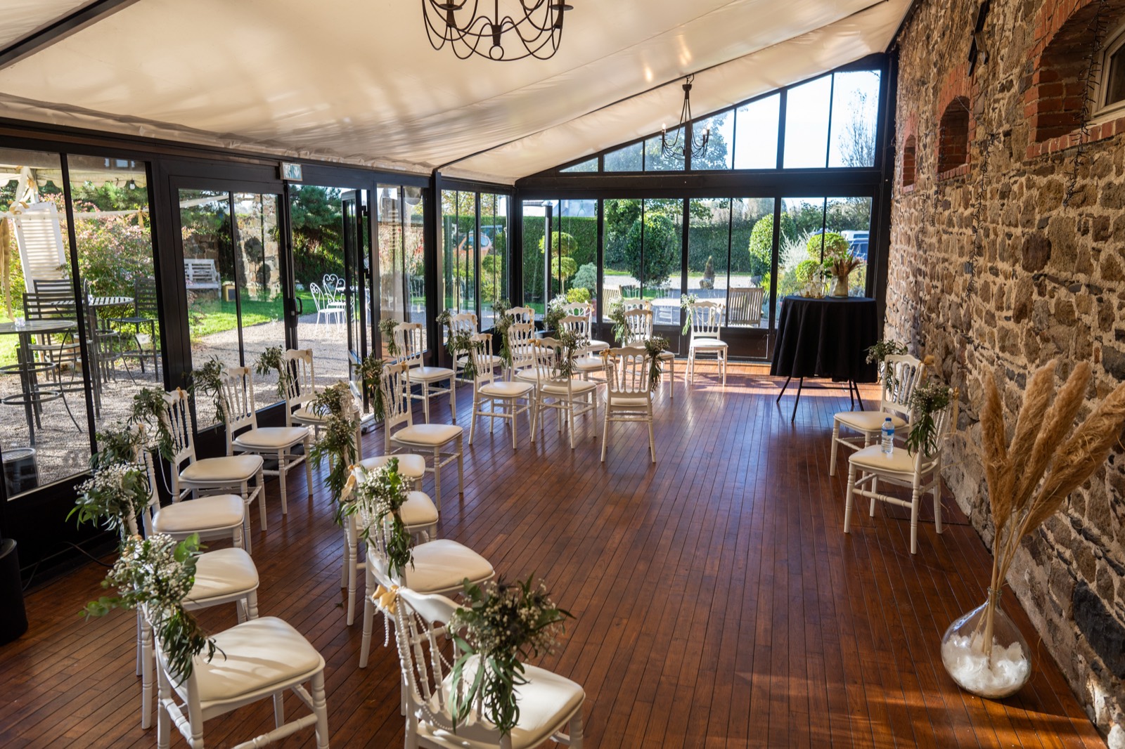 La véranda vitrée dressée pour une cérémonie laïque — mariage au Manoir de la Bégaudière, Mont-Dol — Arnaud Chapelle