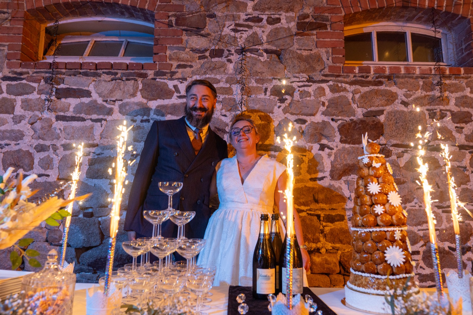La première danse des mariés devant les invités — soirée de mariage au Manoir de la Bégaudière — Arnaud Chapelle
