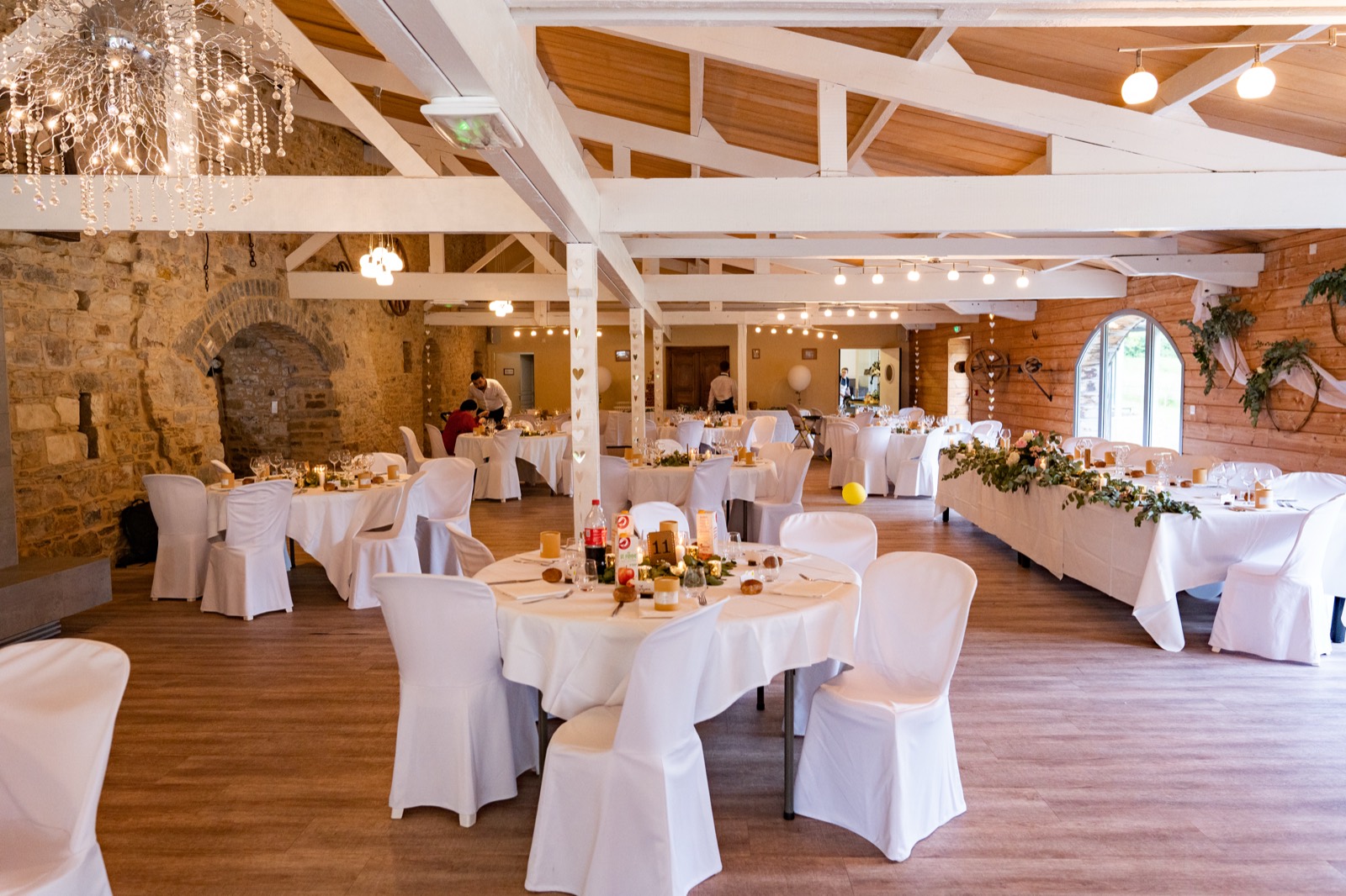 La Grande Salle du Domaine du Manoir de la Cour dressée pour un mariage — poutres blanches, Cotentin — Arnaud Chapelle
