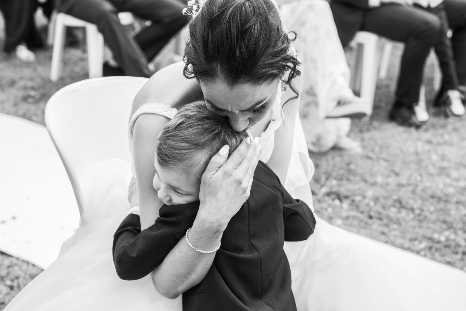 Émotion de la mariée avec un enfant pendant la cérémonie — Domaine du Manoir de la Cour, Manche — Arnaud Chapelle