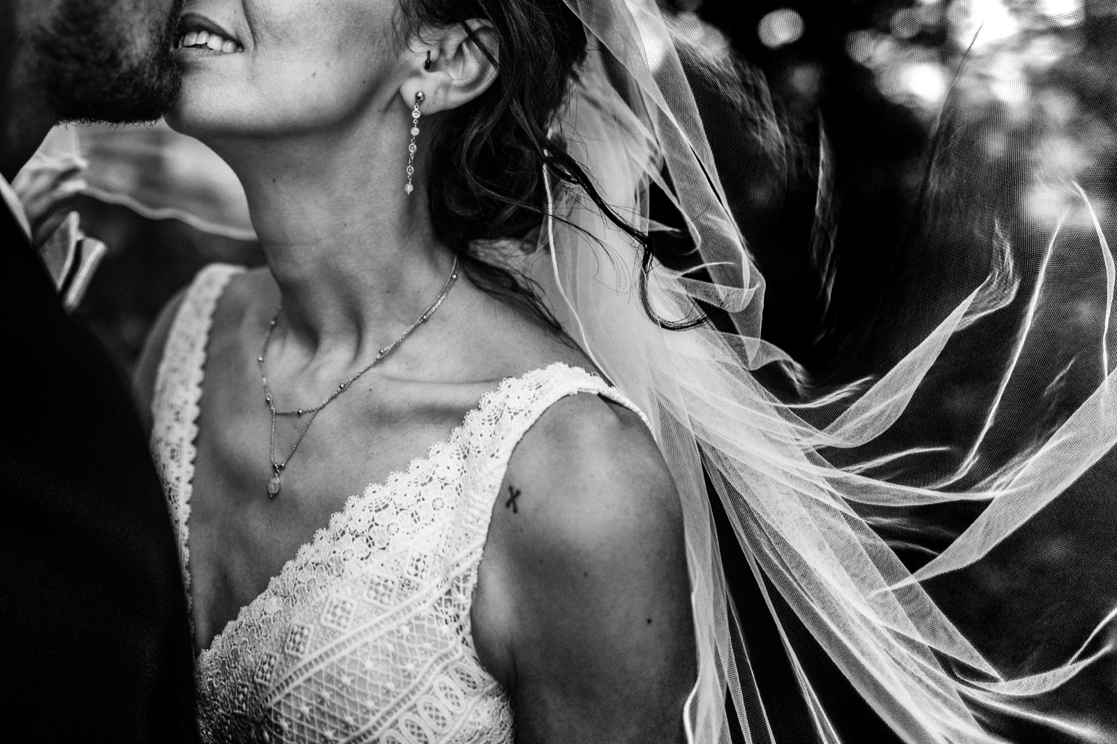 Portrait de la mariée et son voile — mariage dans le Cotentin — Arnaud Chapelle