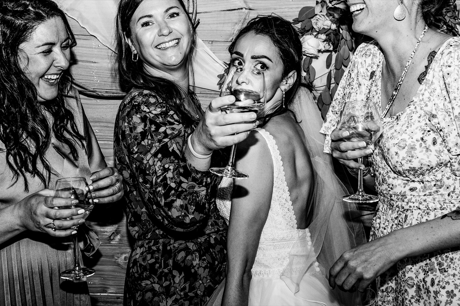 La mariée et ses amies pendant la fête — Domaine du Manoir de la Cour, Cotentin — Arnaud Chapelle
