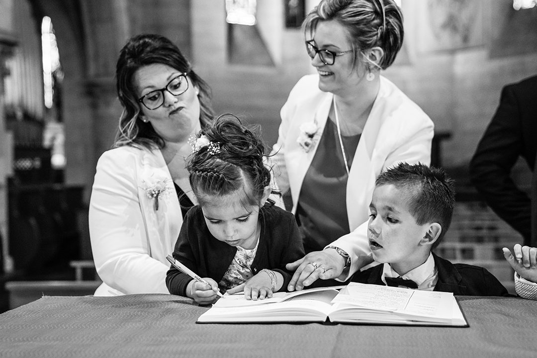 Photographe mariage Calvados — enfant signe registre cérémonie — Arnaud Chapelle