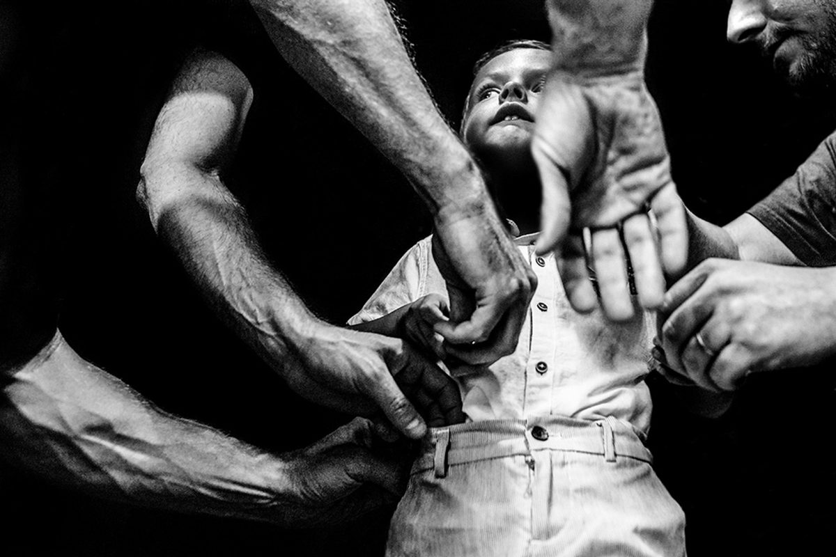 Photographe mariage Calvados — enfant mains adultes noir et blanc — Arnaud Chapelle