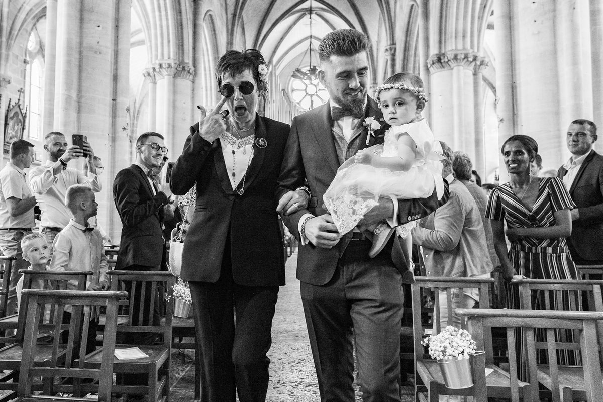 Photographe mariage Normandie — entrée église humour famille — Arnaud Chapelle