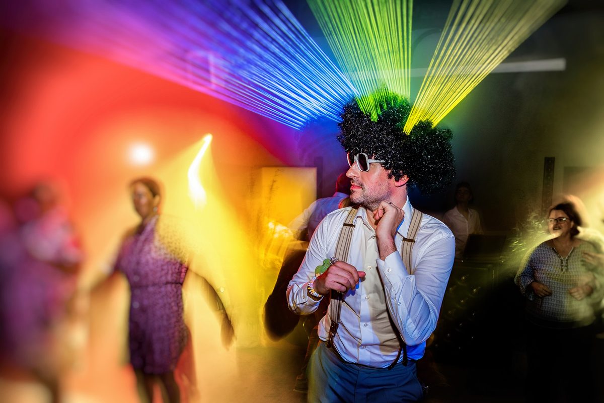 Photographe mariage Calvados — invité disco lasers soirée dansante — Arnaud Chapelle