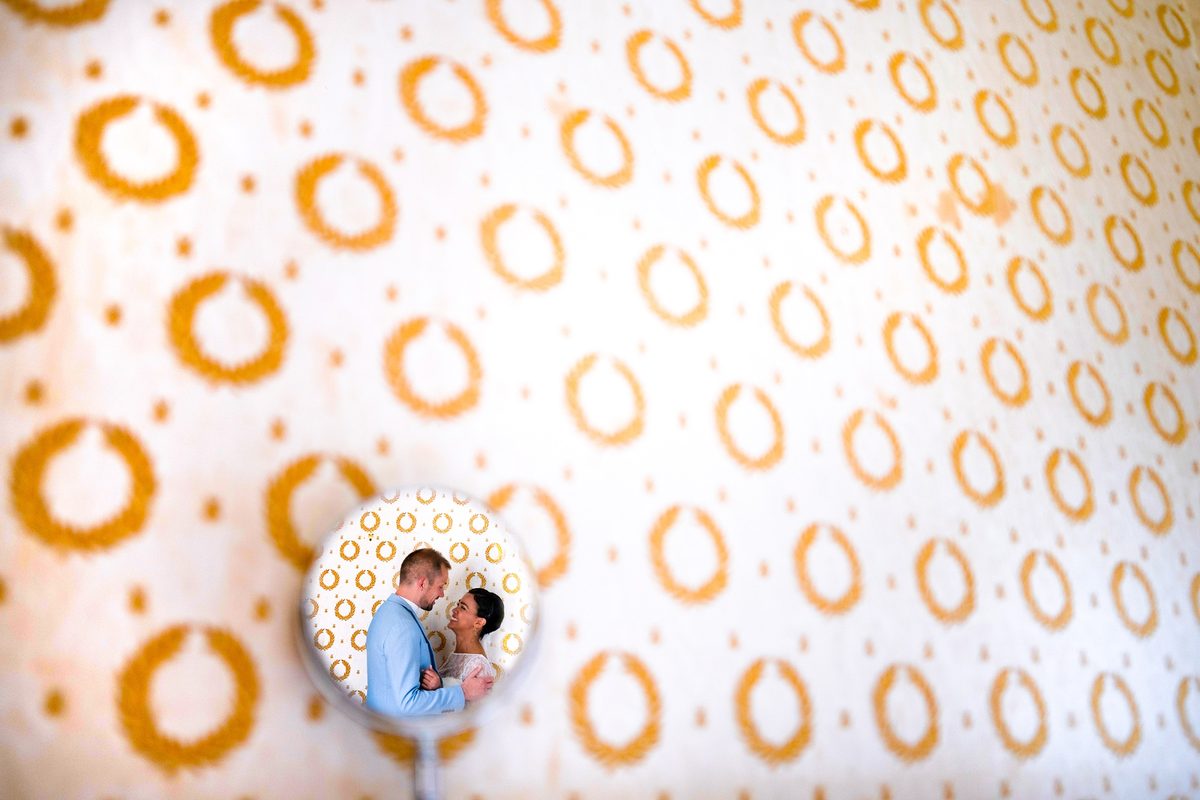 Photographe mariage Manche — couple reflet miroir décor doré — Arnaud Chapelle