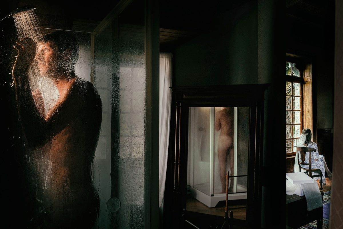 Photographe mariage Manche — préparatifs reflet objet cuivré — Arnaud Chapelle